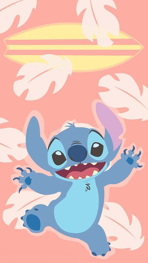 Adorable Stitch 桌布 壁紙 — 一個快樂的藍色卡通外星人，有大眼睛和衝浪板，漂浮在白色熱帶葉子之間，背景是柔和的粉紅色。