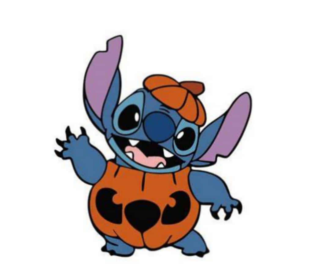 Stitch Halloween 桌布 壁紙 — 一個快樂的藍色卡通外星人，穿著橙色南瓜服裝和配套帽子，在純白色背景上開心地揮手。