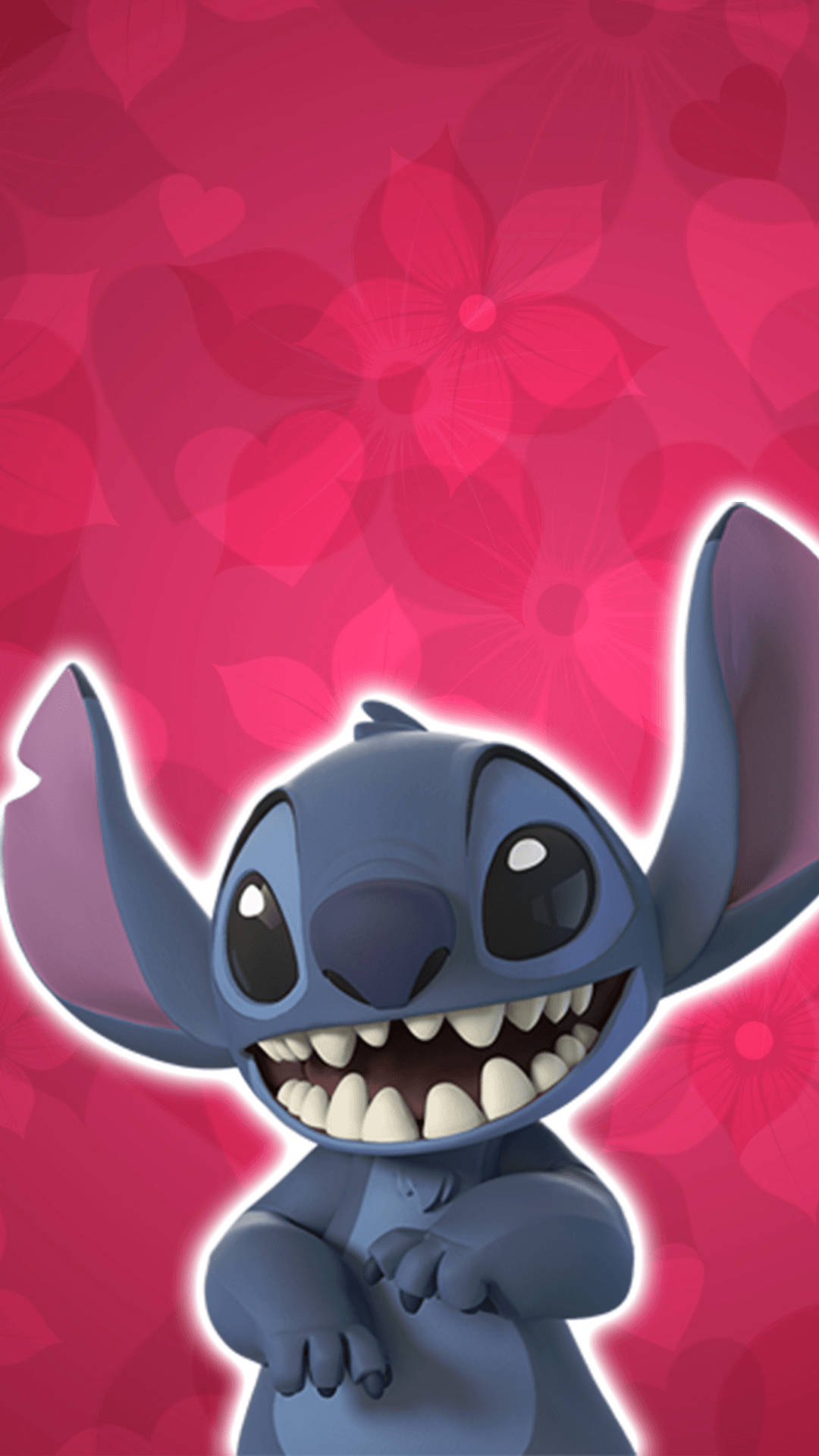 stitch 3d 桌布 壁紙 — 一個快樂的藍色外星人，有大眼睛和尖牙，在充滿活力的粉紅色花卉背景前咧嘴笑。