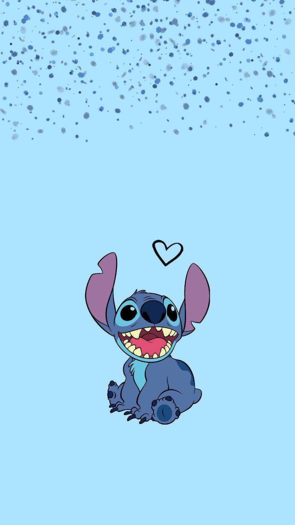 cute stitch iPhone 桌布 壁紙 — 一個快樂的藍色外星人，有大耳朵和露齒笑容，坐在淺藍色背景上，有落下的斑點和一個漂浮的心在上面。