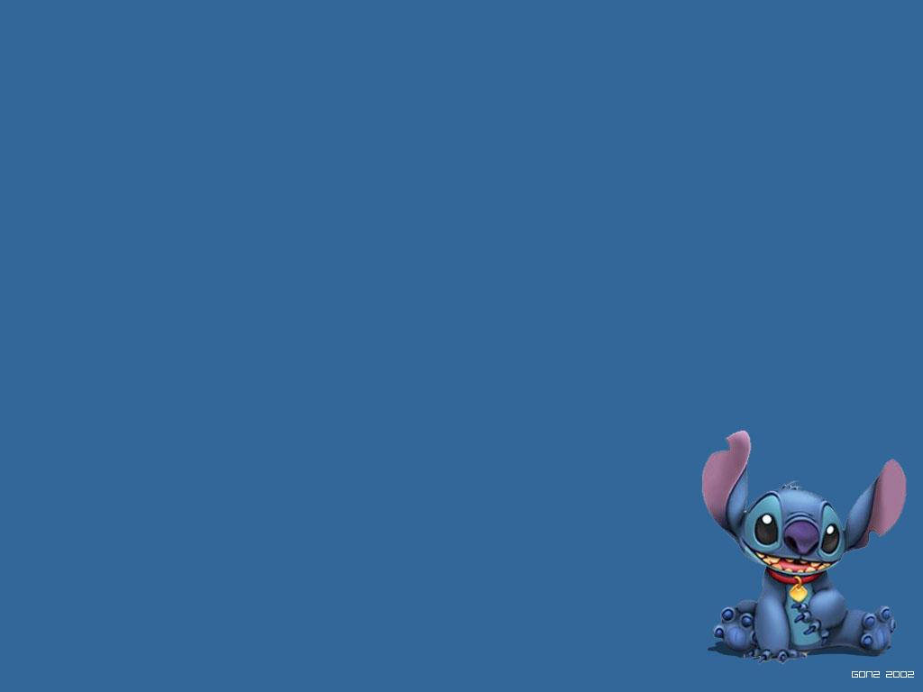 stitch 3d 桌布 壁紙 — 一個快樂的藍色外星人，有大耳朵和金色標籤，獨自坐在純藍色背景上。