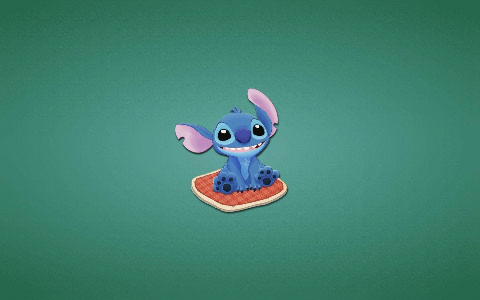 stitch 3d 桌布 壁紙 — 一個快樂的藍色外星人，有粉紅色耳朵，坐在紅色格子靠墊上，對著純綠色背景微笑。