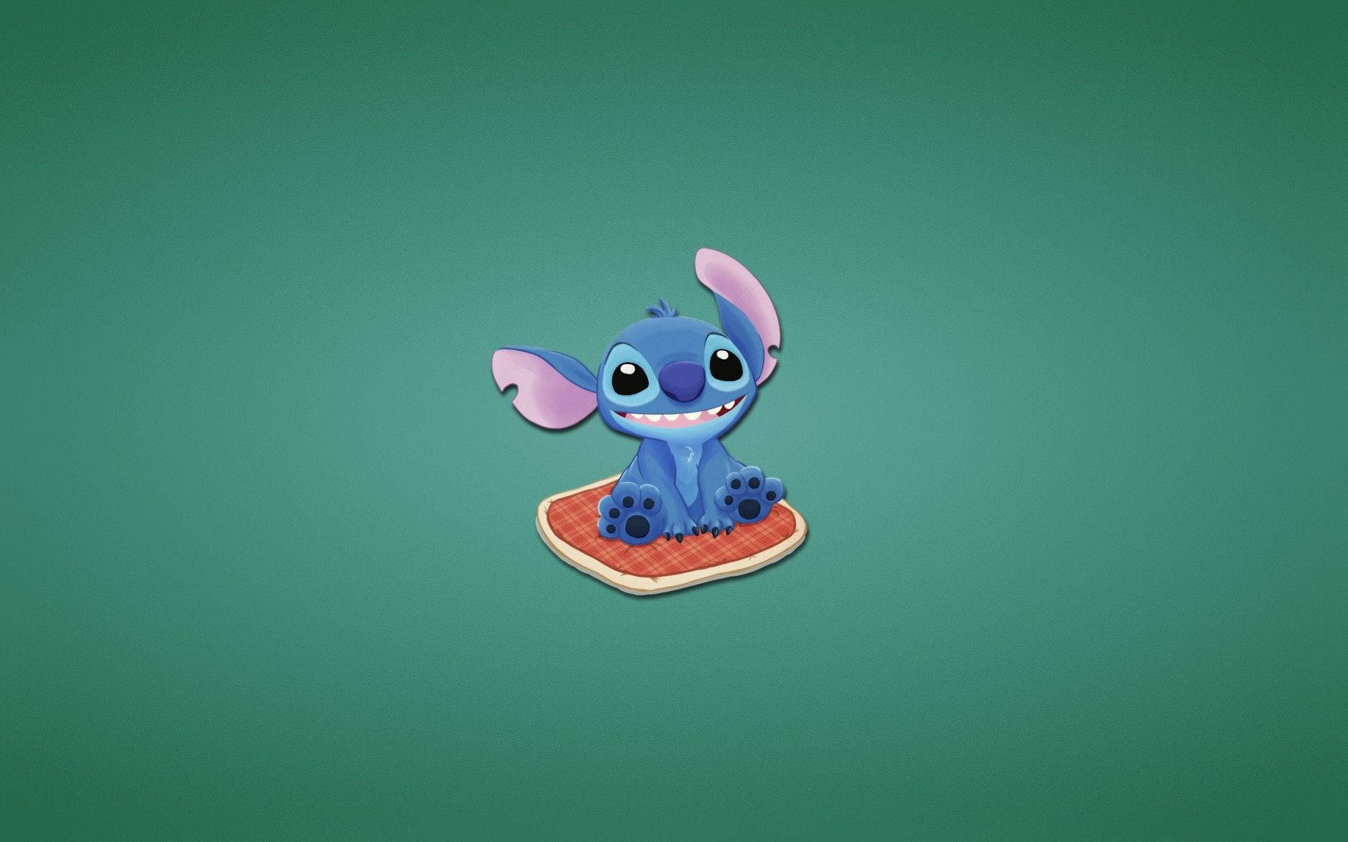 Stitch 桌布 壁紙 — 一個快樂的藍色外星人，有粉紅色耳朵，坐在紅色格子墊上微笑，背景是純綠色。