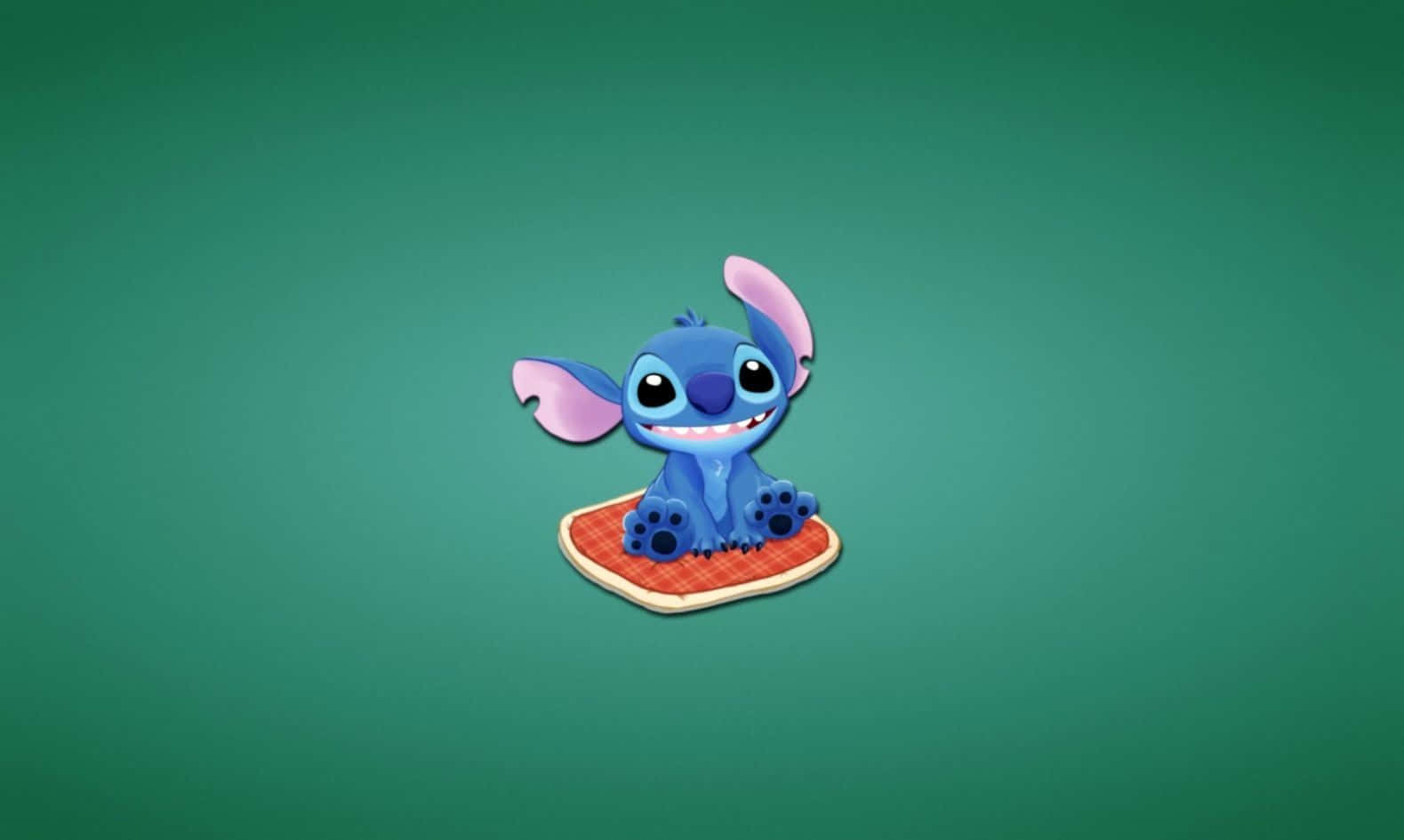 Cute Lilo And Stitch 桌布 壁紙 — 一個快樂的藍色外星人，有粉紅色耳朵，坐在紅色格子墊上，對著純綠色背景微笑。