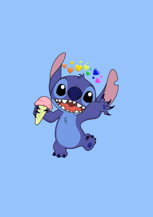 kawaii stitch 桌布 壁紙 — 一個快樂的藍色外星人正在愉快地吃著粉紅色冰淇淋甜筒，頭頂上有彩色愛心漂浮在淺藍色背景上。