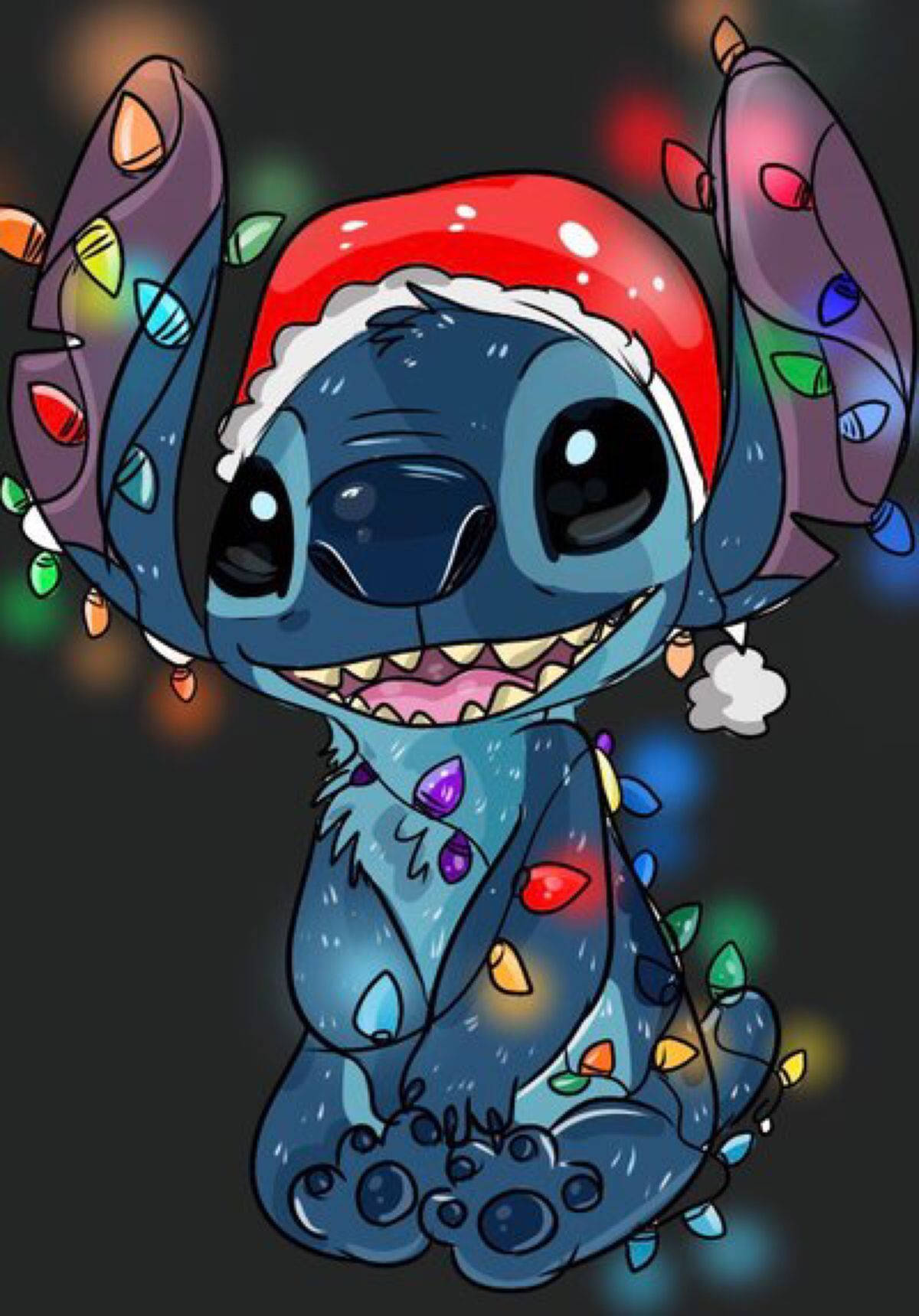 cute stitch iPhone 桌布 壁紙 — 一個快樂的藍色外星人角色，戴著紅色聖誕帽，被色彩繽紛的聖誕燈飾包裹著，背景是深色的。