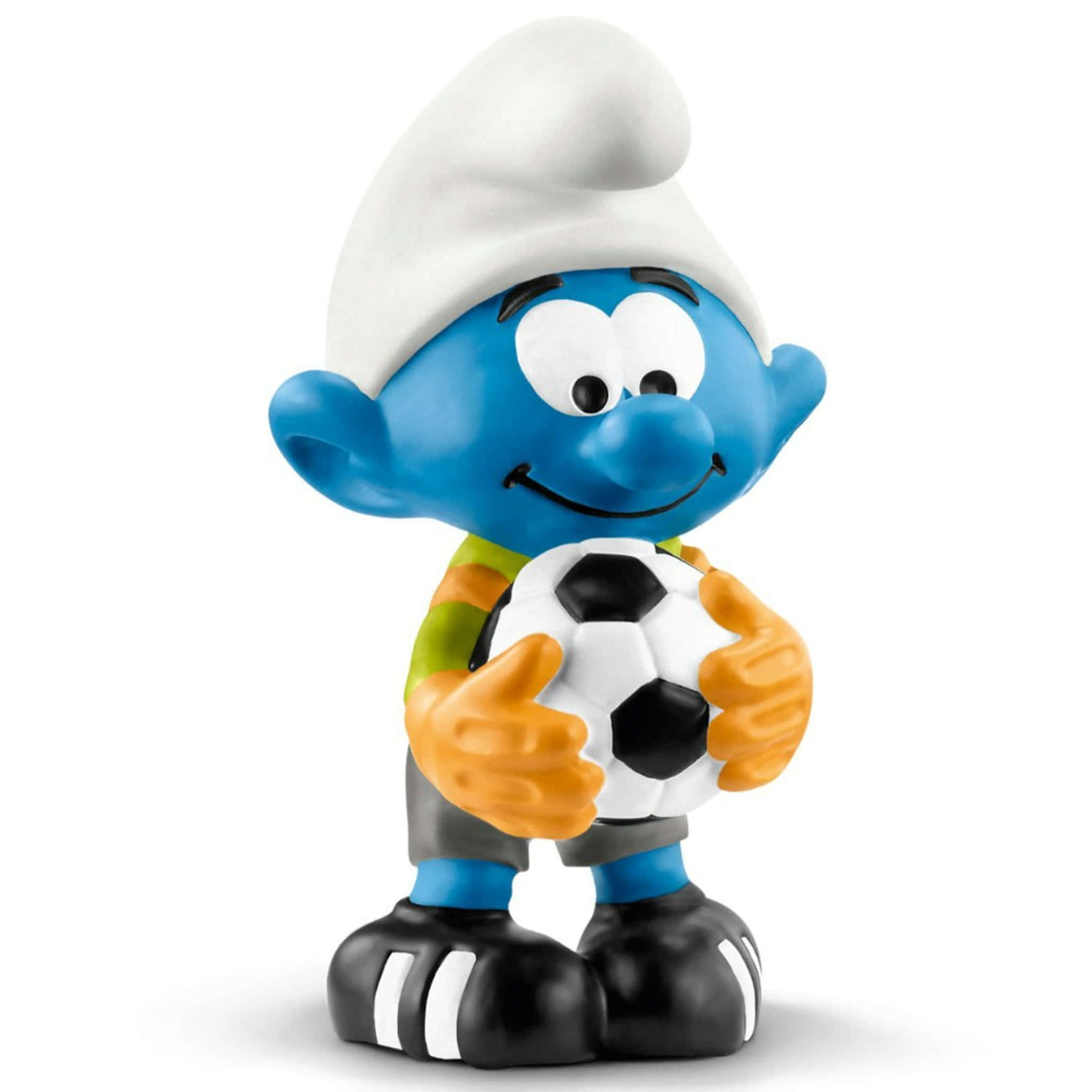 Smurf 桌布 壁紙 — 一個快樂的藍色藍色小精靈公仔穿著足球裝備，在純白色背景前拿著一個經典的黑白足球。