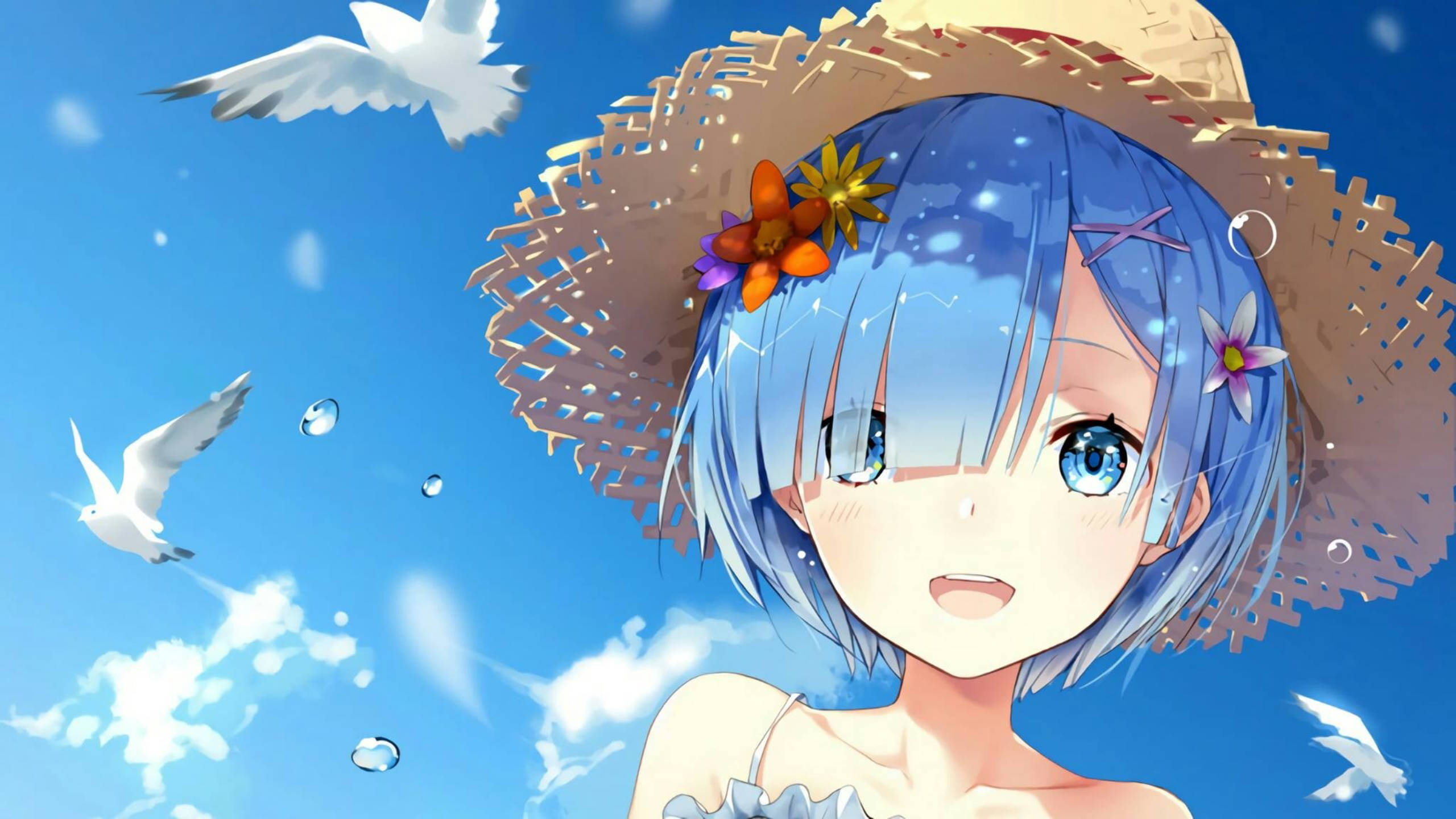 Rem 桌布 壁紙 — 一個快樂的藍髮動漫女孩戴著草帽，在藍天白雲、海鷗和漂浮泡泡下微笑。