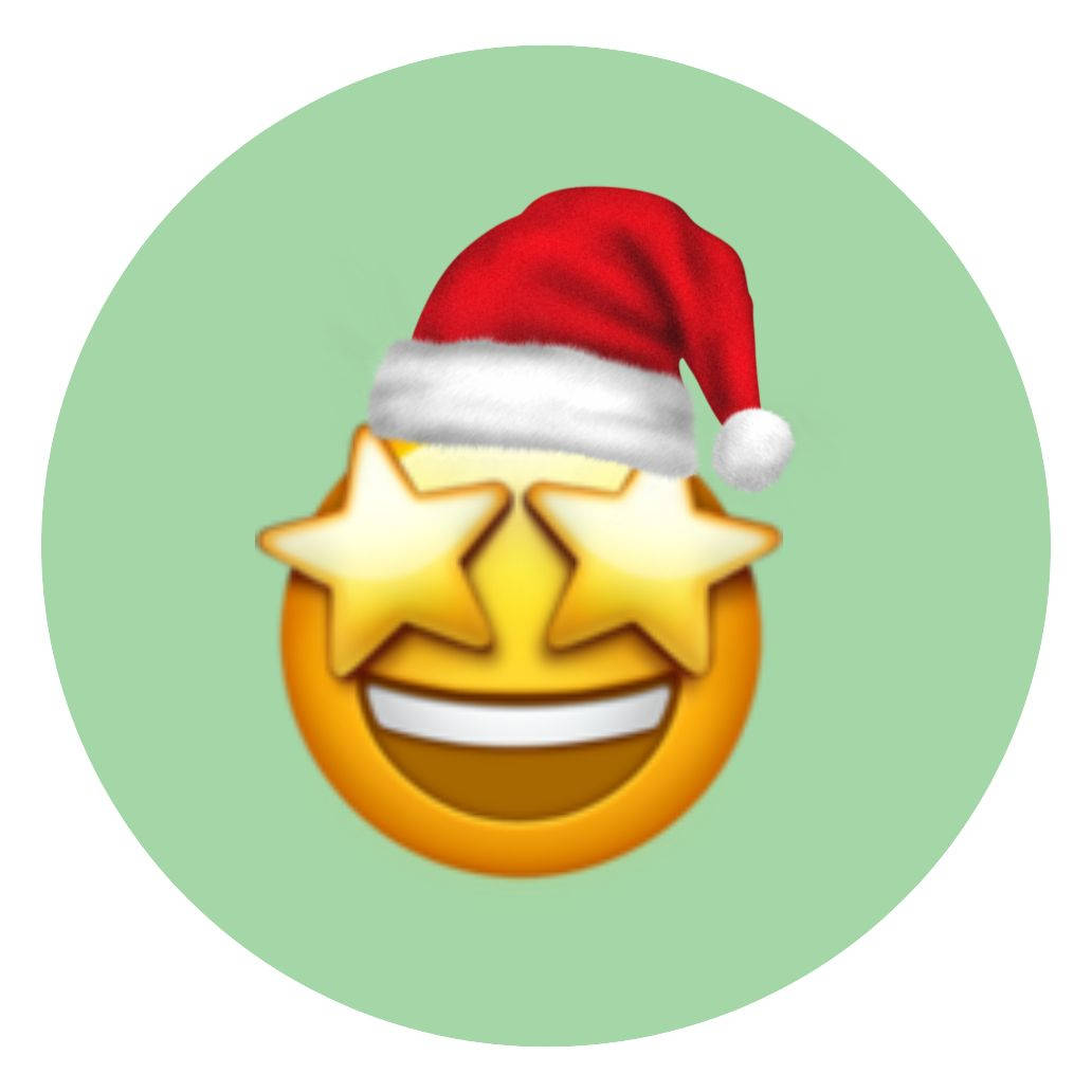 Smile Emoji 桌布 壁紙 — 一個快樂的表情符號，有著星星眼睛和聖誕帽，在柔和的綠色圓形背景上燦爛微笑。