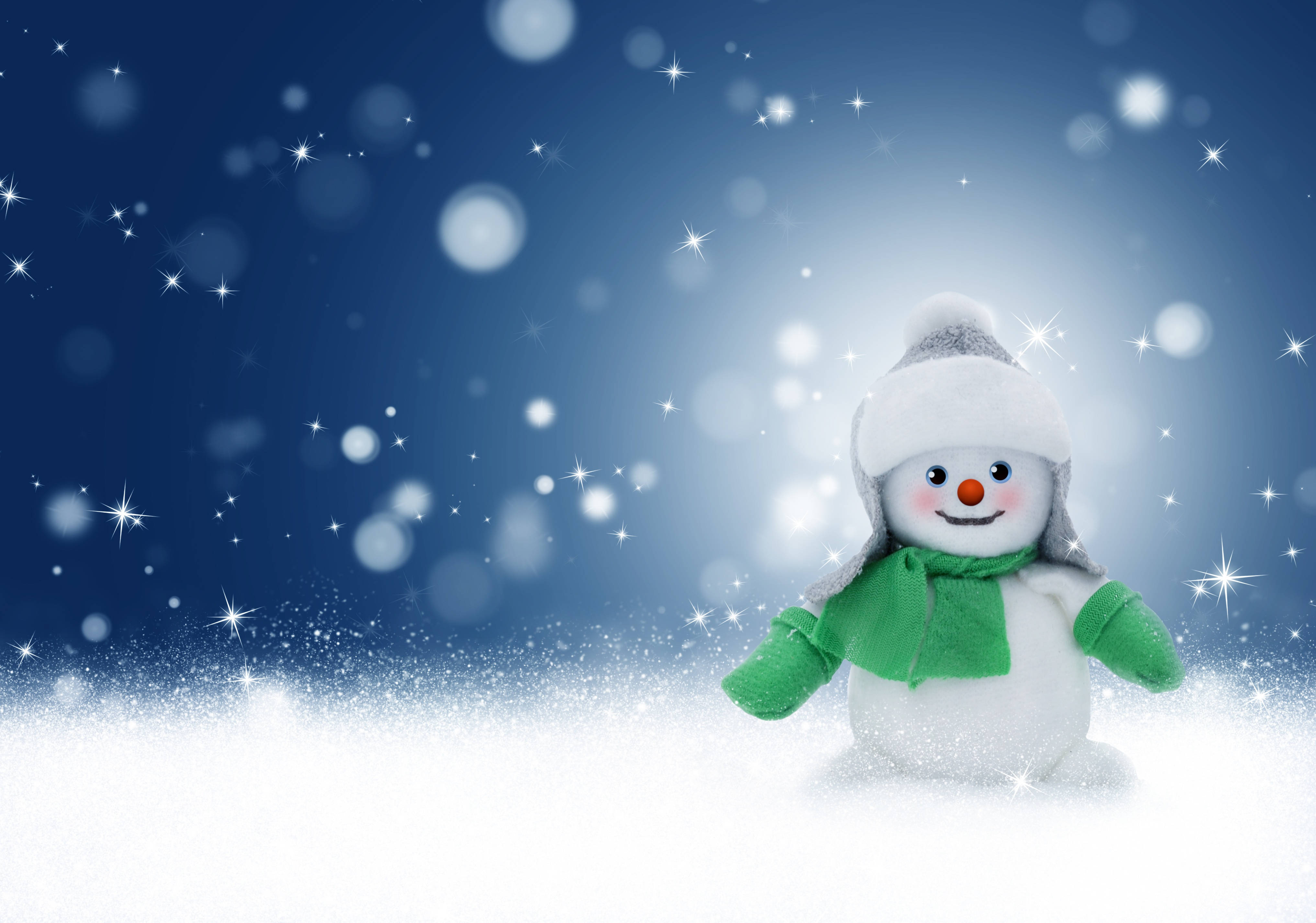 雪人 桌布 壁紙 — 一個快樂的雪人，戴著綠色圍巾和帽子，站在雪白的土地上，在閃爍的藍色夜空下。