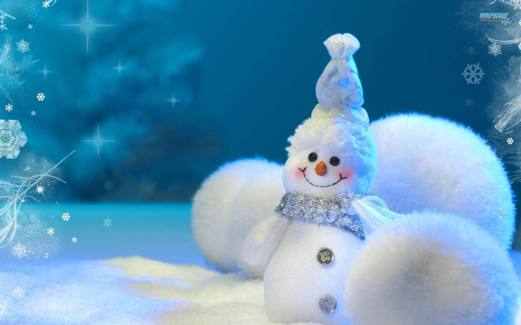 Cute Snow 桌布 壁紙 — 一個快樂的雪人，戴著閃閃發光的圍巾和高頂帽，坐在白雪皚皚的藍色冬季景色中，雪花飄落。