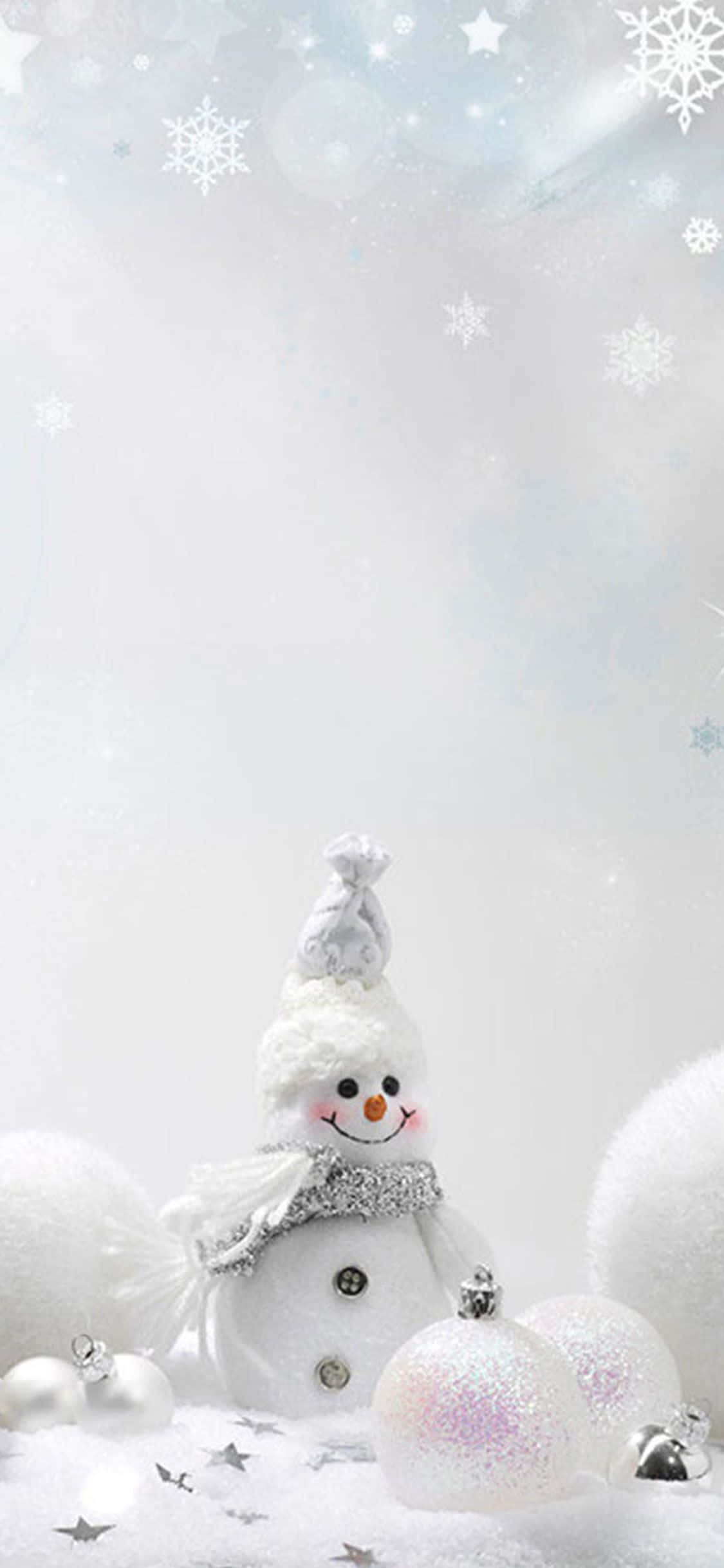 聖誕節 桌布 壁紙 — 一個快樂的雪人，戴著閃閃發光的圍巾和帽子，站在柔軟的雪地裡，旁邊是閃爍的裝飾品和飄落的雪花。