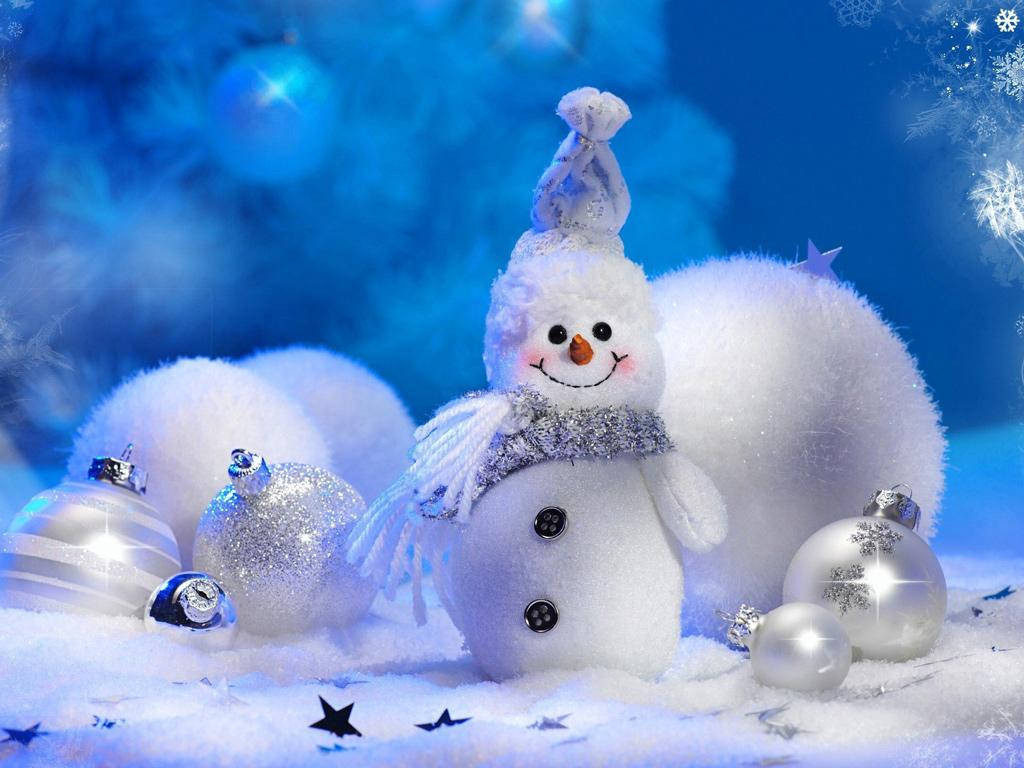  壁紙 — 一個快樂的雪人，戴著閃閃發光的圍巾和帽子，站在雪白的藍色冬日場景中，周圍是閃亮的裝飾品和星星。