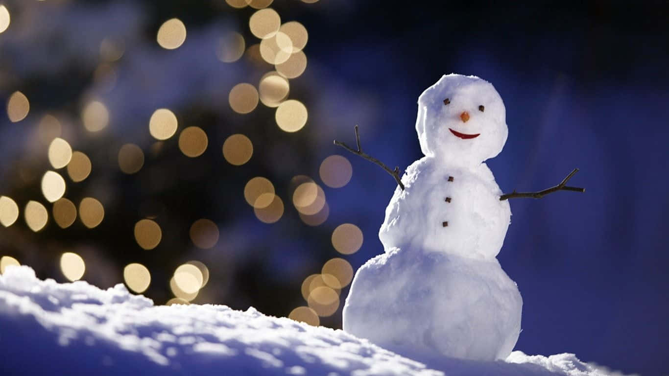 桌布 壁紙 — 一個快樂的雪人，有樹枝手臂和胡蘿蔔鼻子，站在新雪中，背景是閃爍的金色散景燈光。