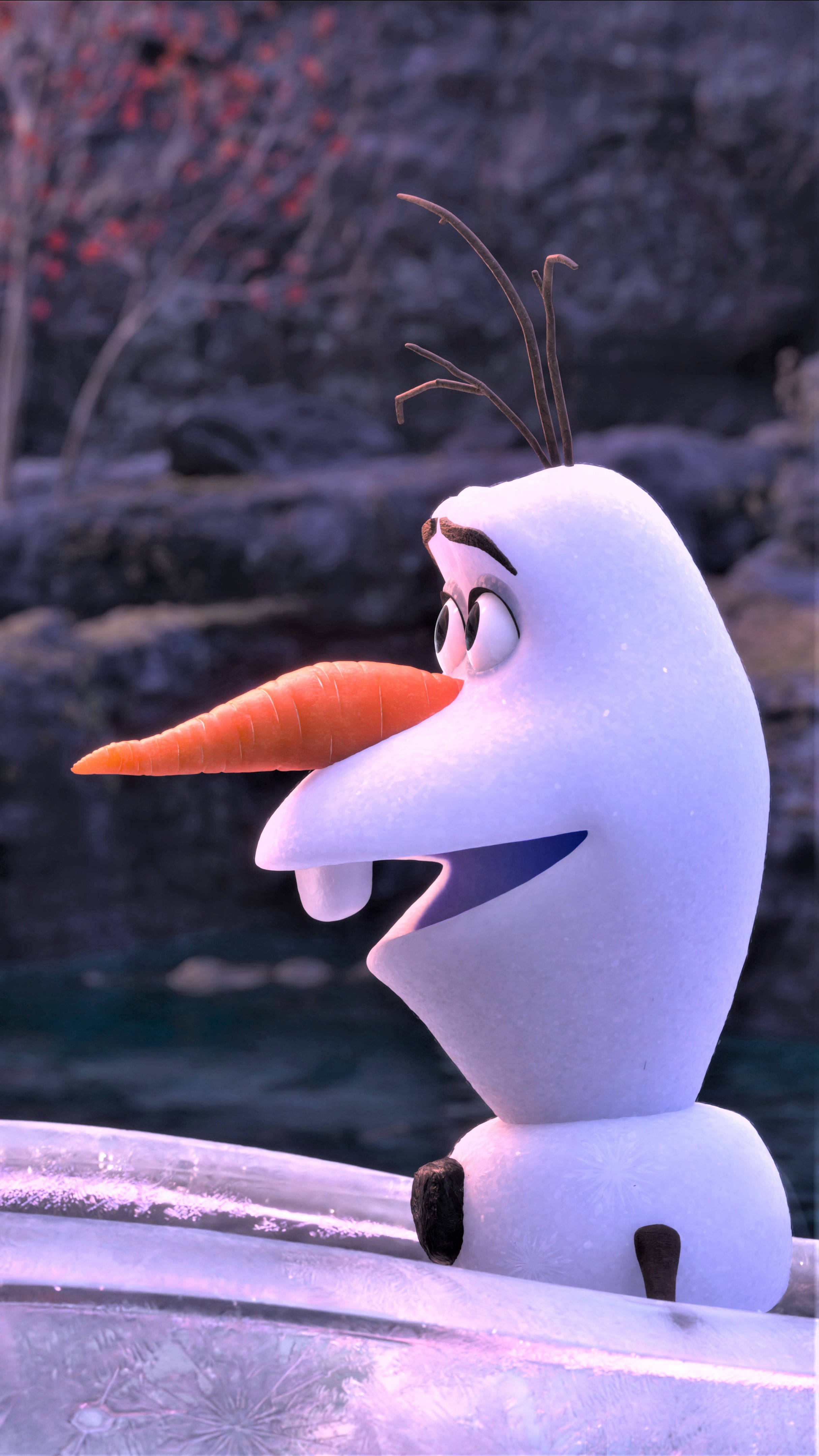 Olaf 桌布 壁紙 — 一個快樂的雪人，胡蘿蔔鼻子和樹枝手臂，在暮色背景下越過冰欄杆窺視。