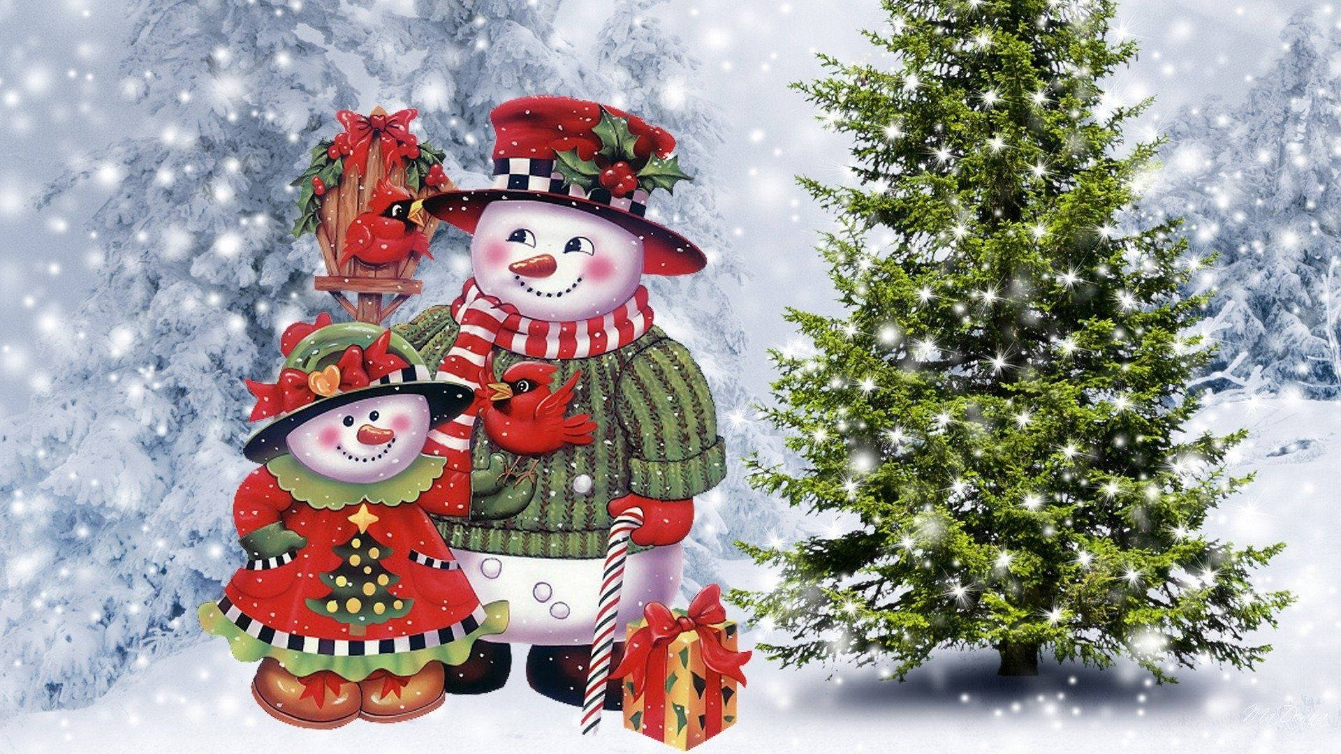 雪人 桌布 壁紙 — 一個快樂的雪人家庭穿著節日紅色服裝，站在白雪皚皚的冬季森林中一棵閃閃發光的聖誕樹旁。