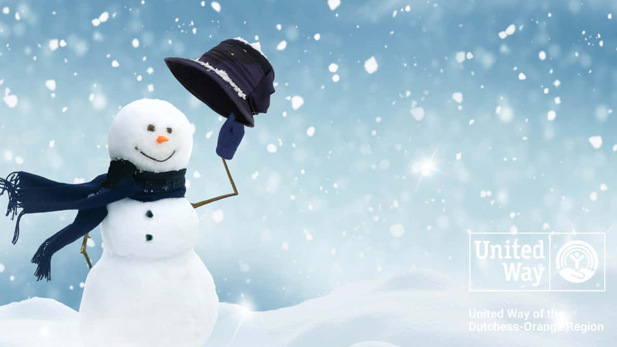 雪人 桌布 壁紙 — 一個快樂的雪人戴著海軍藍帽子和圍巾，在飄雪和柔和藍天的冬日場景中揮手。