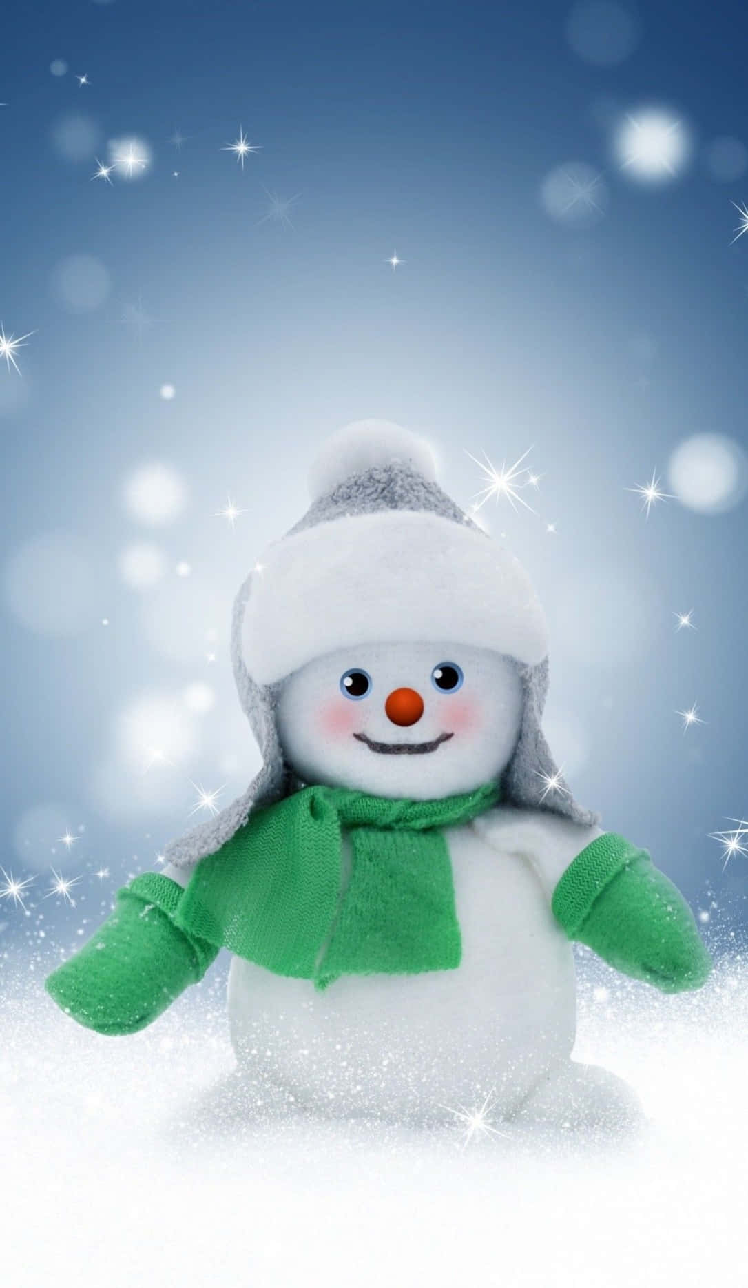 Cute Christmas Phone 桌布 壁紙 — 一個快樂的雪人戴著灰色帽子、綠色圍巾和手套，站在飄落的雪中，背景是閃爍的藍天。