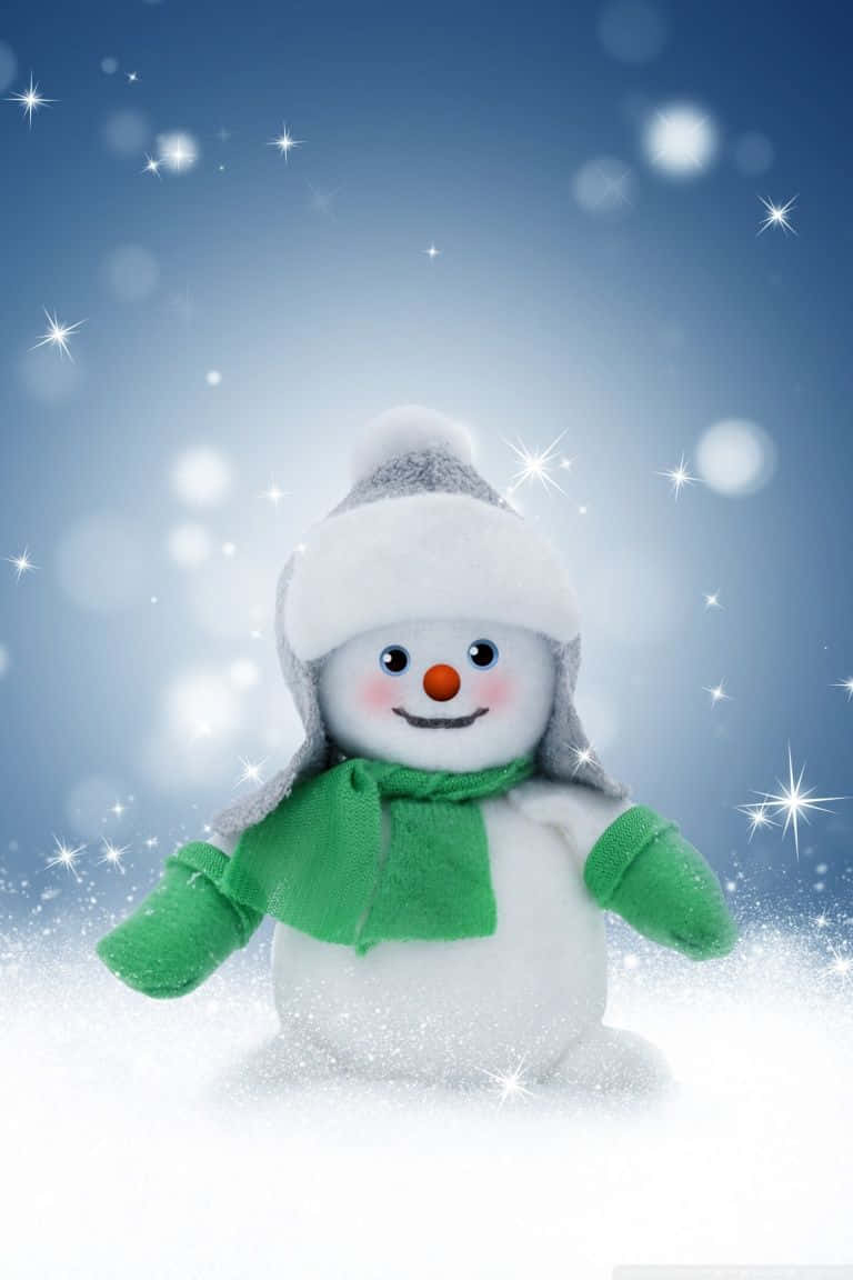  壁紙 — 一個快樂的雪人戴著灰色帽子和綠色圍巾，站在白雪皚皚的冬天，背景有閃爍的燈光和散景效果。