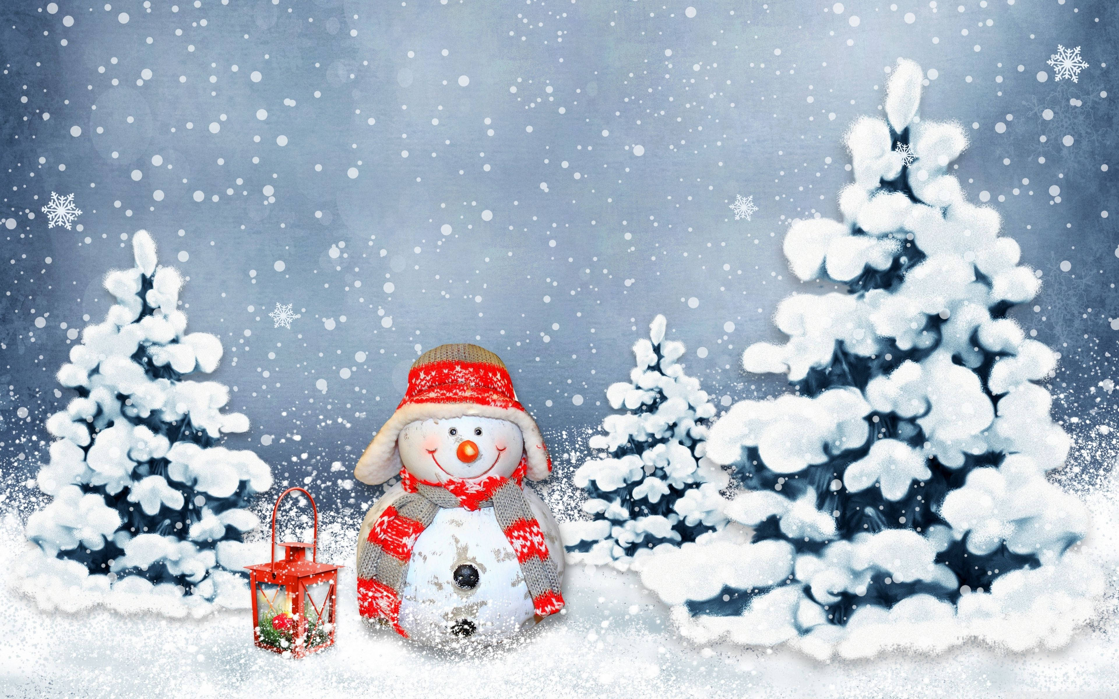 雪人 桌布 壁紙 — 一個快樂的雪人戴著紅色圍巾和帽子，站在雪地森林中的紅色燈籠旁邊，雪花飄落。
