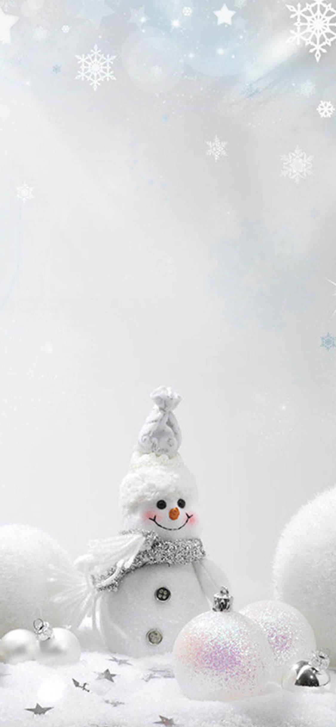 白色 桌布 壁紙 — 一個快樂的雪人戴著閃閃發光的圍巾和帽子，站在柔軟的雪地上，旁邊是閃爍的裝飾品，天空飄著雪。