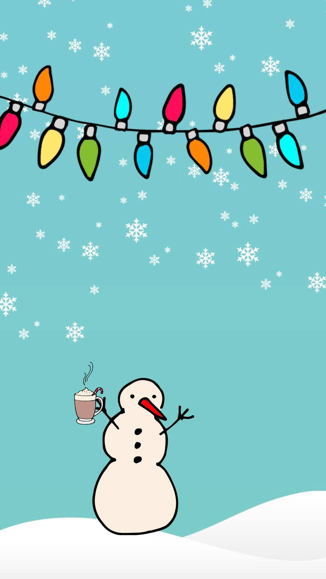 Cute Snow 桌布 壁紙 — 一個快樂的雪人拿著冒熱氣的杯子，站在色彩繽紛的燈串下，背景是雪白的青綠色天空。