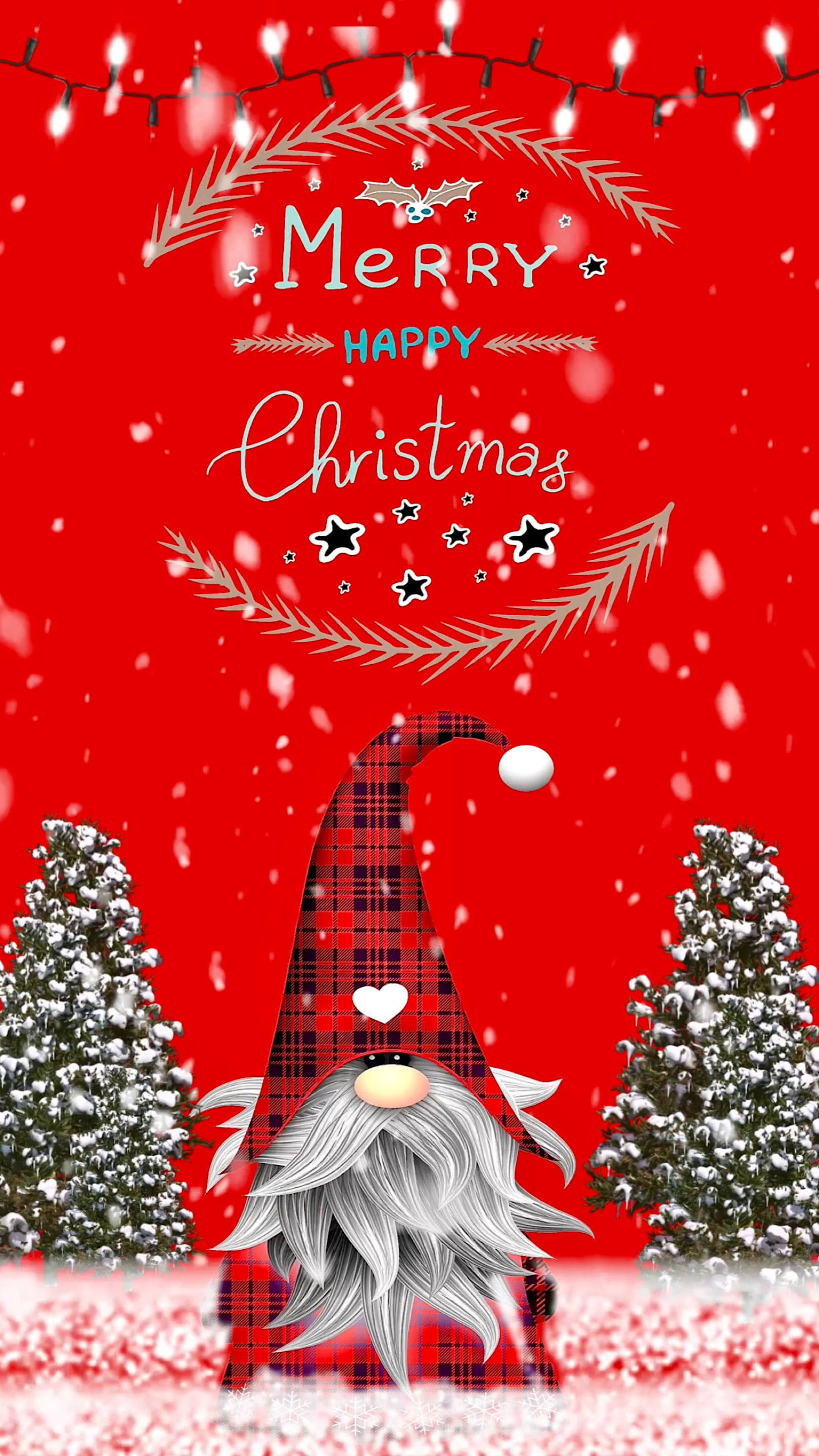 Cute Merry Christmas 桌布 壁紙 — 一個快樂的雪覆蓋的小矮人，戴著格子帽和白鬍子，站在雪松樹之間，雪花飄落，背景是鮮紅色的，上面有「Merry Happy Christmas」的文字。