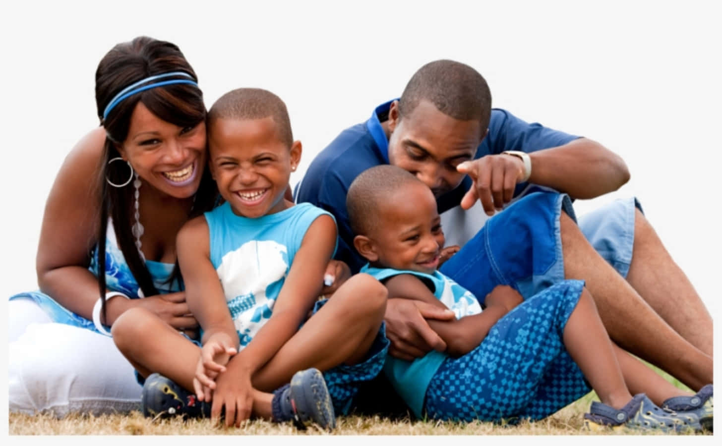 Black Family 桌布 壁紙 — 一個快樂的非裔美國四人家庭在草地上一起大笑，背景是純白色。