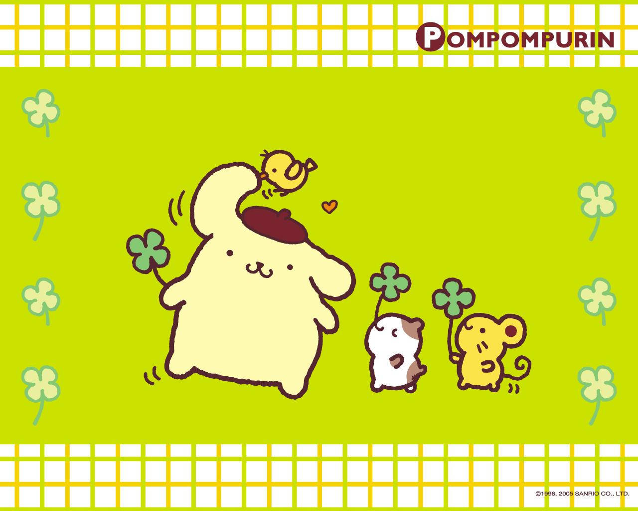 Pompompurin HD 桌布 壁紙 — 一個快樂的黃色 Pompompurin 角色，頭上有小鳥，兩個較小的動物朋友拿著三葉草，背景是明亮的綠色，帶有格子邊框。