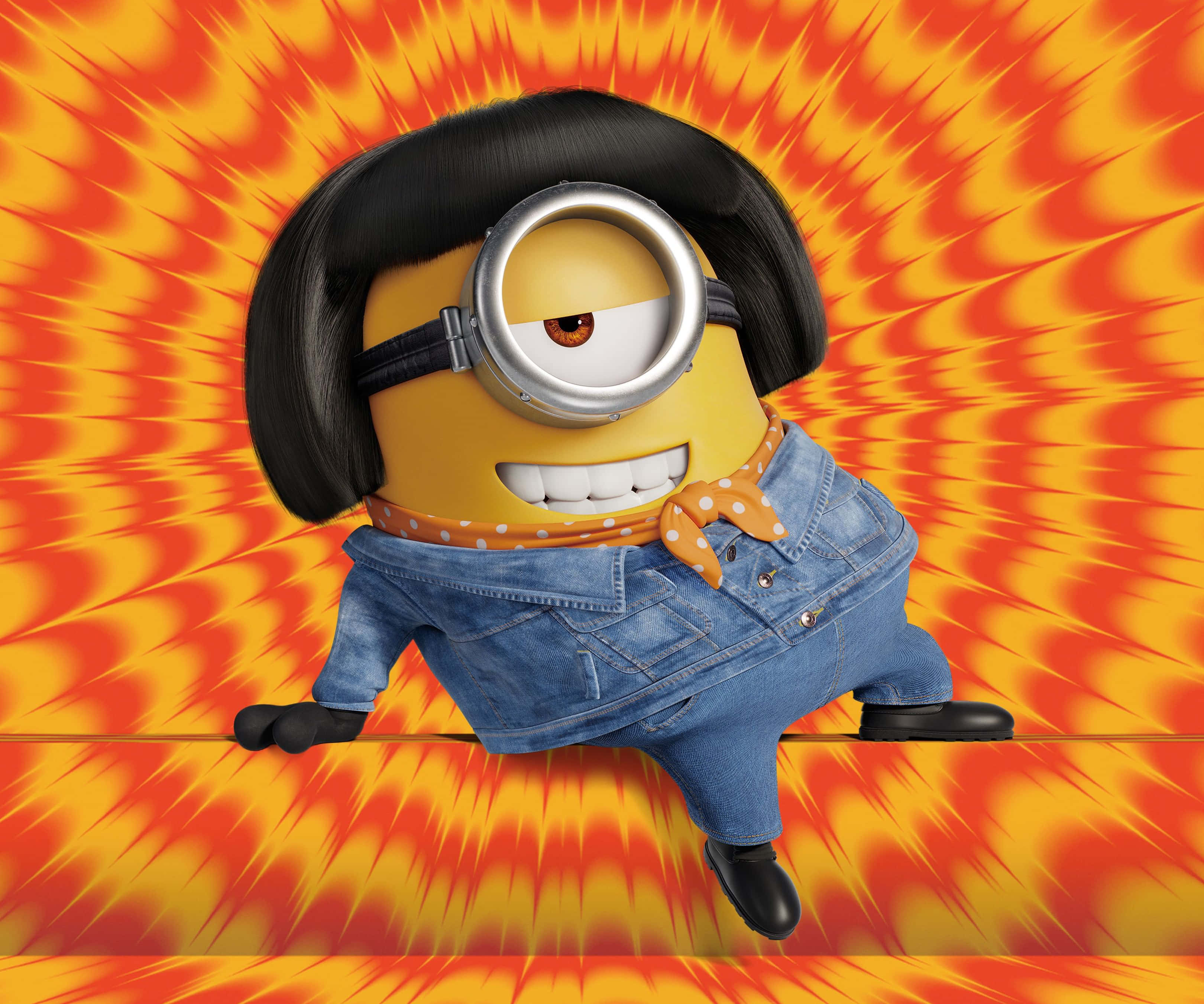 小黃人 桌布 壁紙 — 一個快樂的黃色Minion，戴著黑色鮑伯假髮和牛仔服裝，在火熱的橙色迷幻背景上彈出。