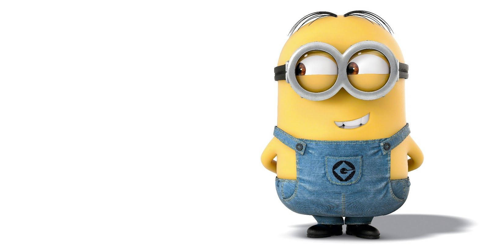 小黃人 桌布 壁紙 — 一個快樂的黃色Minion，戴著超大護目鏡和牛仔布工裝褲，站在白色背景前。