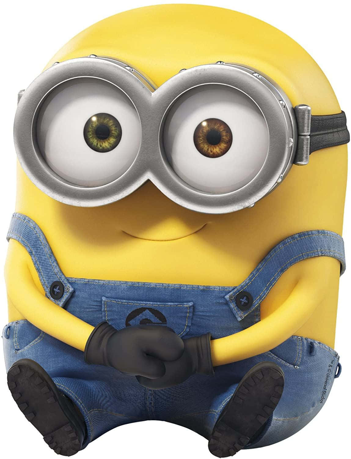 搞笑 桌布 壁紙 — 一個快樂的黃色Minion，戴著超大護目鏡和牛仔布工裝褲，盤腿而坐，露出燦爛的笑容。