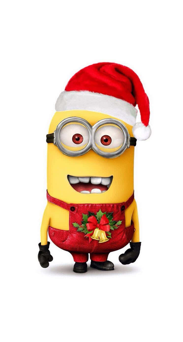 小黃人 桌布 壁紙 — 一個快樂的黃色Minion戴著紅色聖誕帽和節日吊帶褲，在白色背景前燦爛微笑。