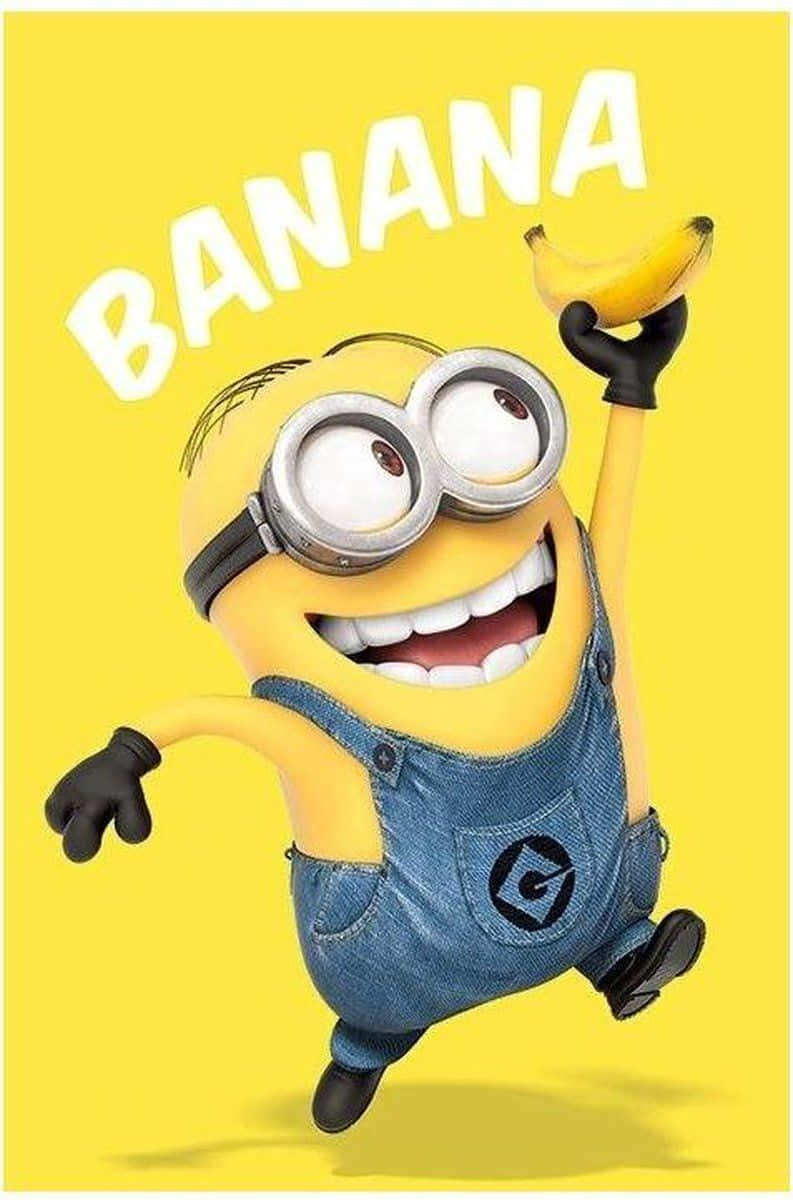 搞笑 桌布 壁紙 — 一個快樂的黃色Minion穿著牛仔吊帶褲，跳躍著拿著香蕉，上面有'BANANA'文字。