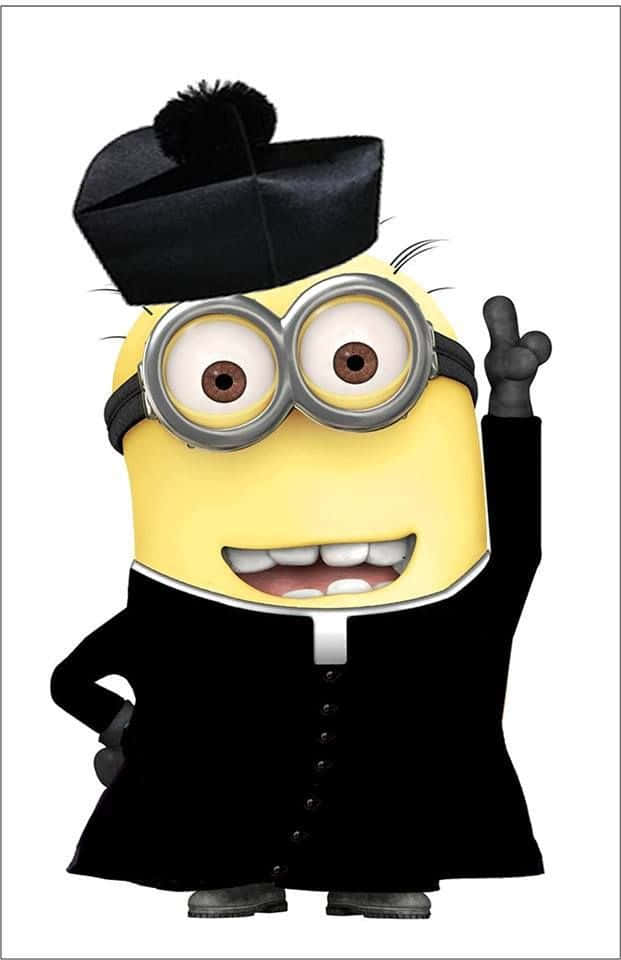 搞笑 桌布 壁紙 — 一個快樂的黃色Minion穿著黑色牧師服裝，戴著絨球帽，舉起手。