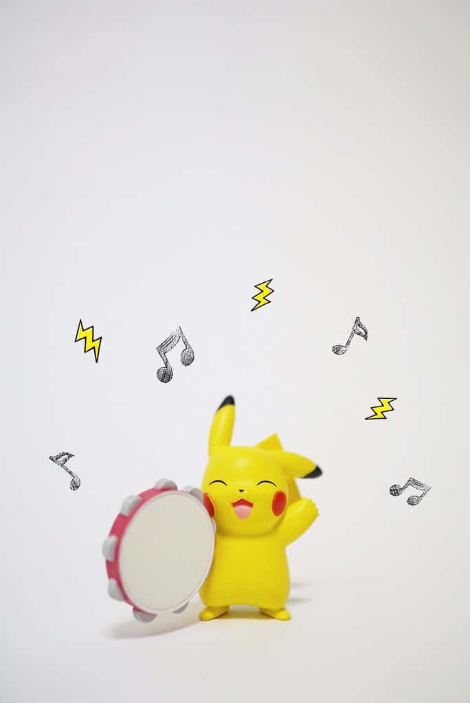 Pokemon Figures 桌布 壁紙 — 一個快樂的黃色皮卡丘公仔在白色背景上，開心地打紅色鼓，周圍有音符和閃電漂浮。