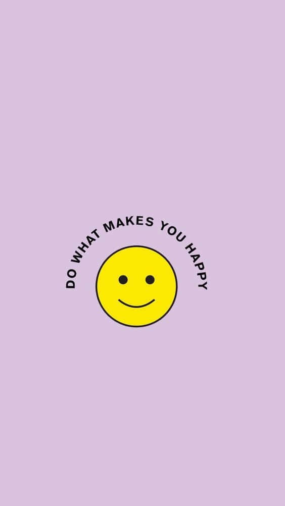 笑臉 桌布 壁紙 — 一個快樂的黃色笑臉，上面用黑色文字寫著 do what makes you happy，背景是柔和的薰衣草色。