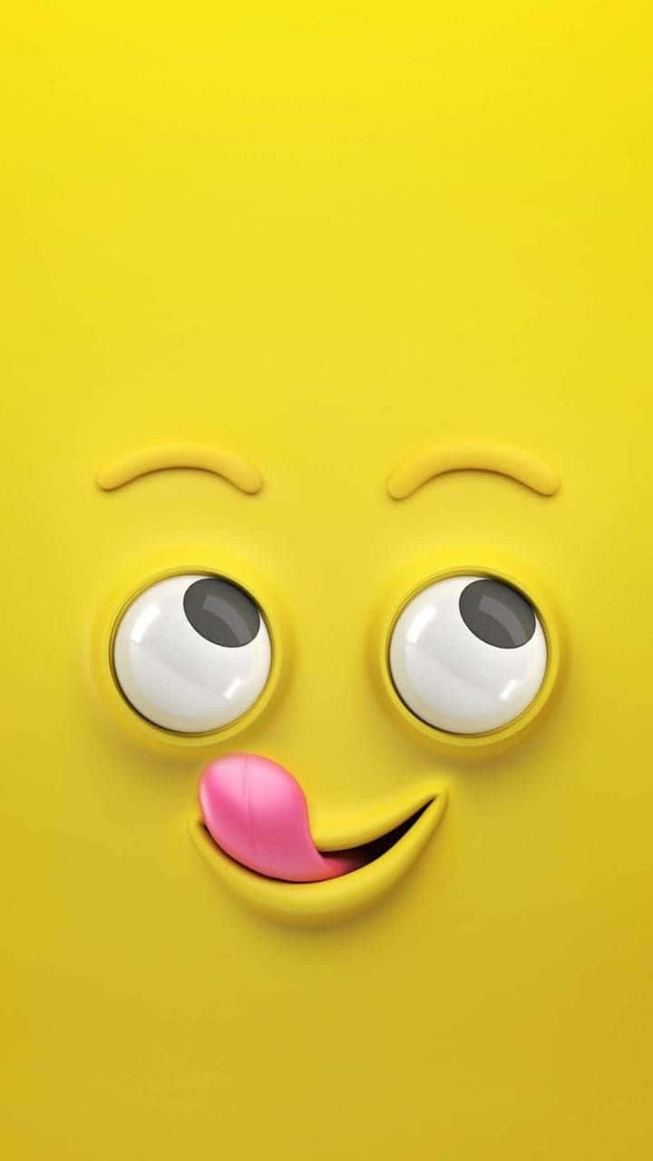 Funny Cartoon iPhone 桌布 壁紙 — 一個快樂的黃色表情符號臉孔，睜大眼睛，伸出頑皮的粉紅色舌頭，背景是純黃色。