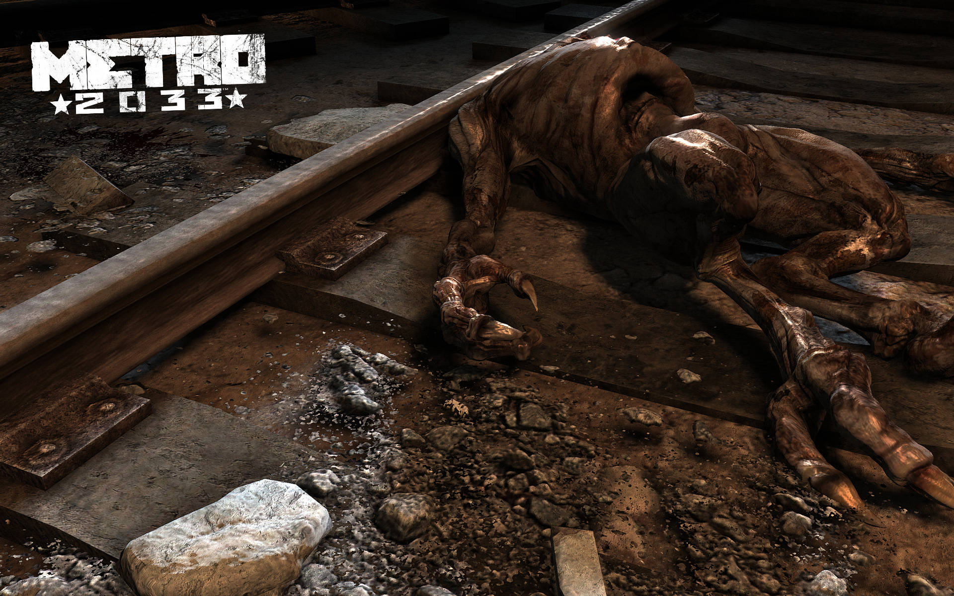 Metro 2033 桌布 壁紙 — 一個怪異的變異生物死在生鏽的地鐵軌道上，處於陰暗的末日後地下環境中。