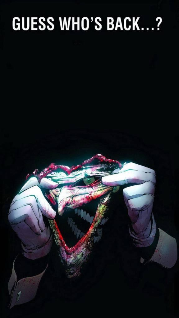 小丑 桌布 壁紙 — 一個怪誕、血跡斑斑的臉，帶著寬闊的笑容和發光的綠色眼睛，從戴著手套的手後面窺視，背景是黑色。