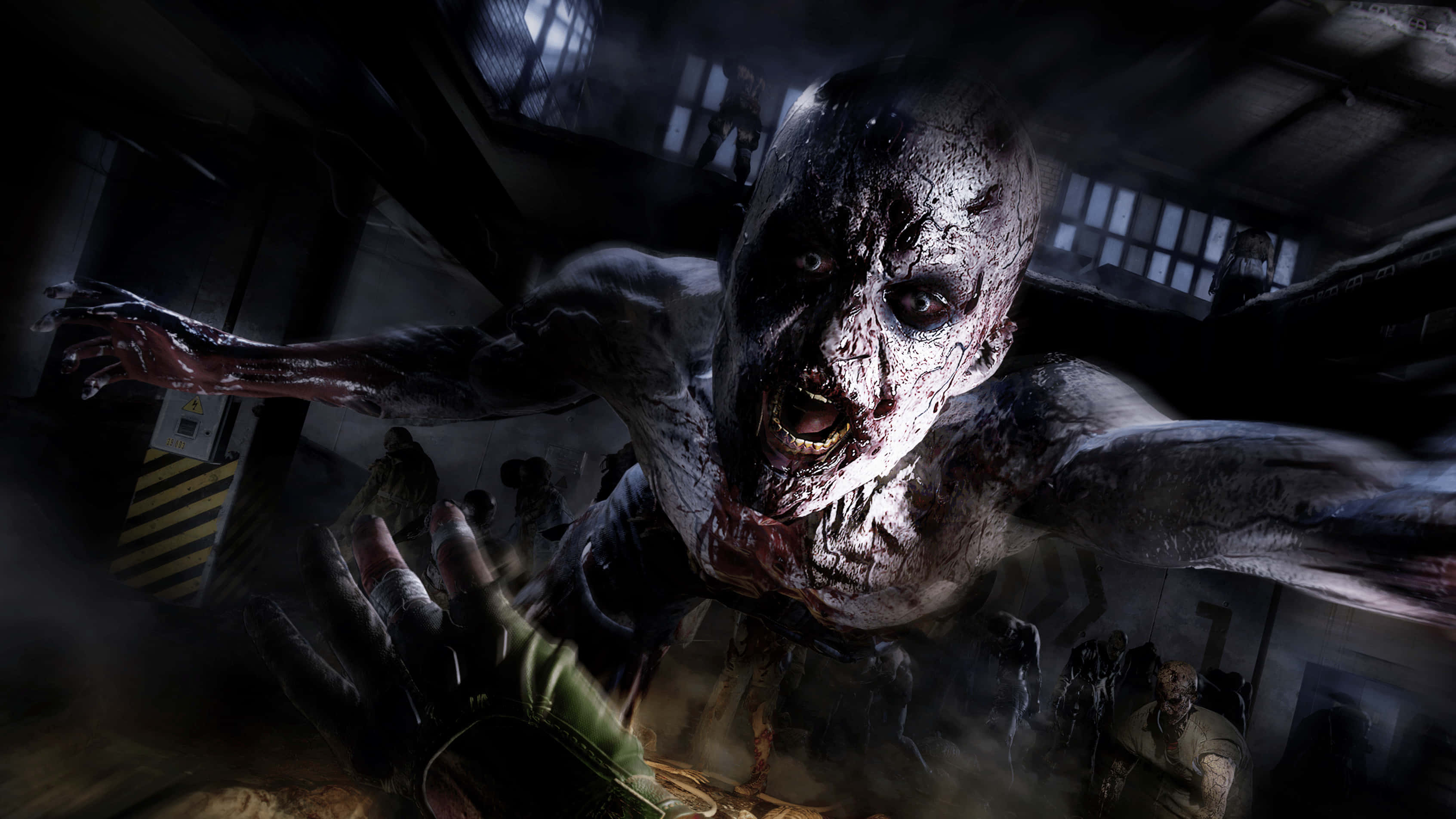 Scary Zombie 桌布 壁紙 — 一個怪誕的殭屍在昏暗的工業環境中向前猛撲，牙齒沾滿鮮血，雙臂伸展。