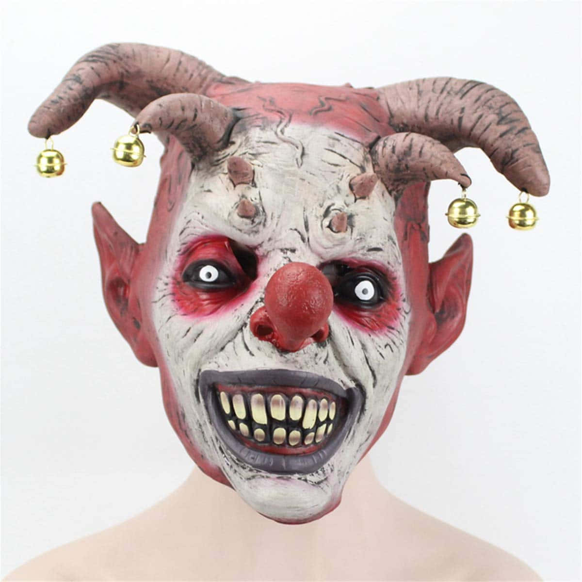 Creepy Halloween 桌布 壁紙 — 一個怪誕的魔鬼小丑面具，帶有彎曲的角、鈴鐺、紅鼻子和露出牙齒的寬闊笑容，背景為白色。
