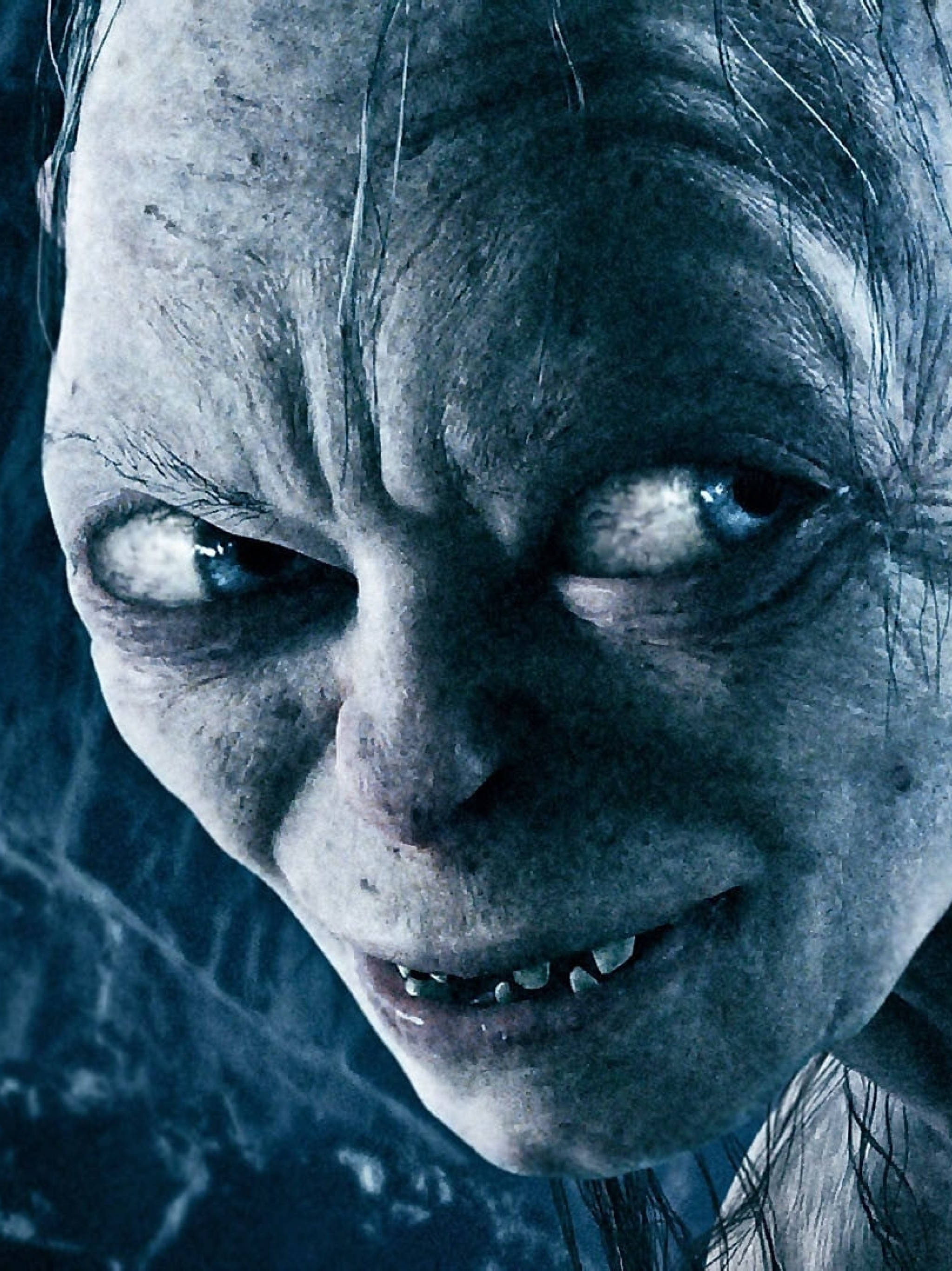 Lotr 桌布 壁紙 — 一個怪誕蒼白、皮膚皺摺、牙齒鋒利、眼睛發出冰冷藍光的生物特寫。