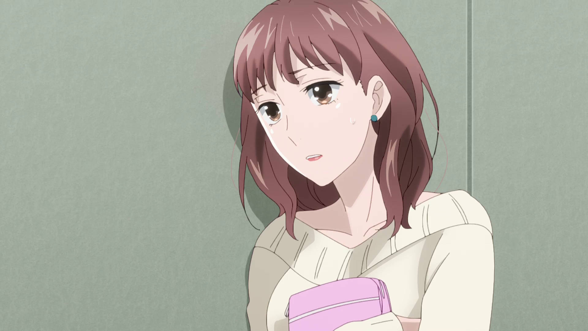 koikimo 桌布 壁紙 — 一個悲傷的動漫女孩，棕色頭髮，淚眼汪汪，緊握著一個粉紅色午餐盒，靠在一面純綠色的牆上。