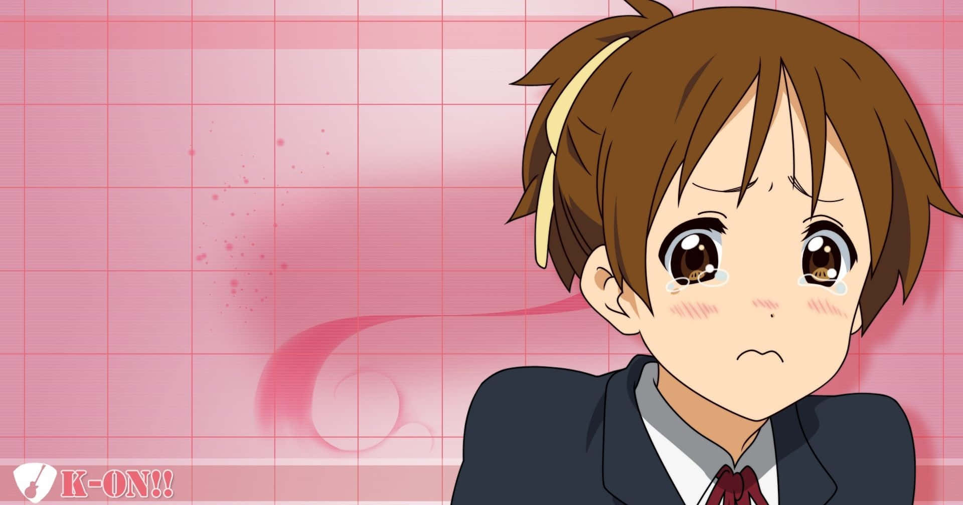 yui hirasawa 桌布 壁紙 — 一個悲傷的動漫女孩，棕色頭髮，眼裡含著淚水，穿著校服，背景是粉紅色網格。