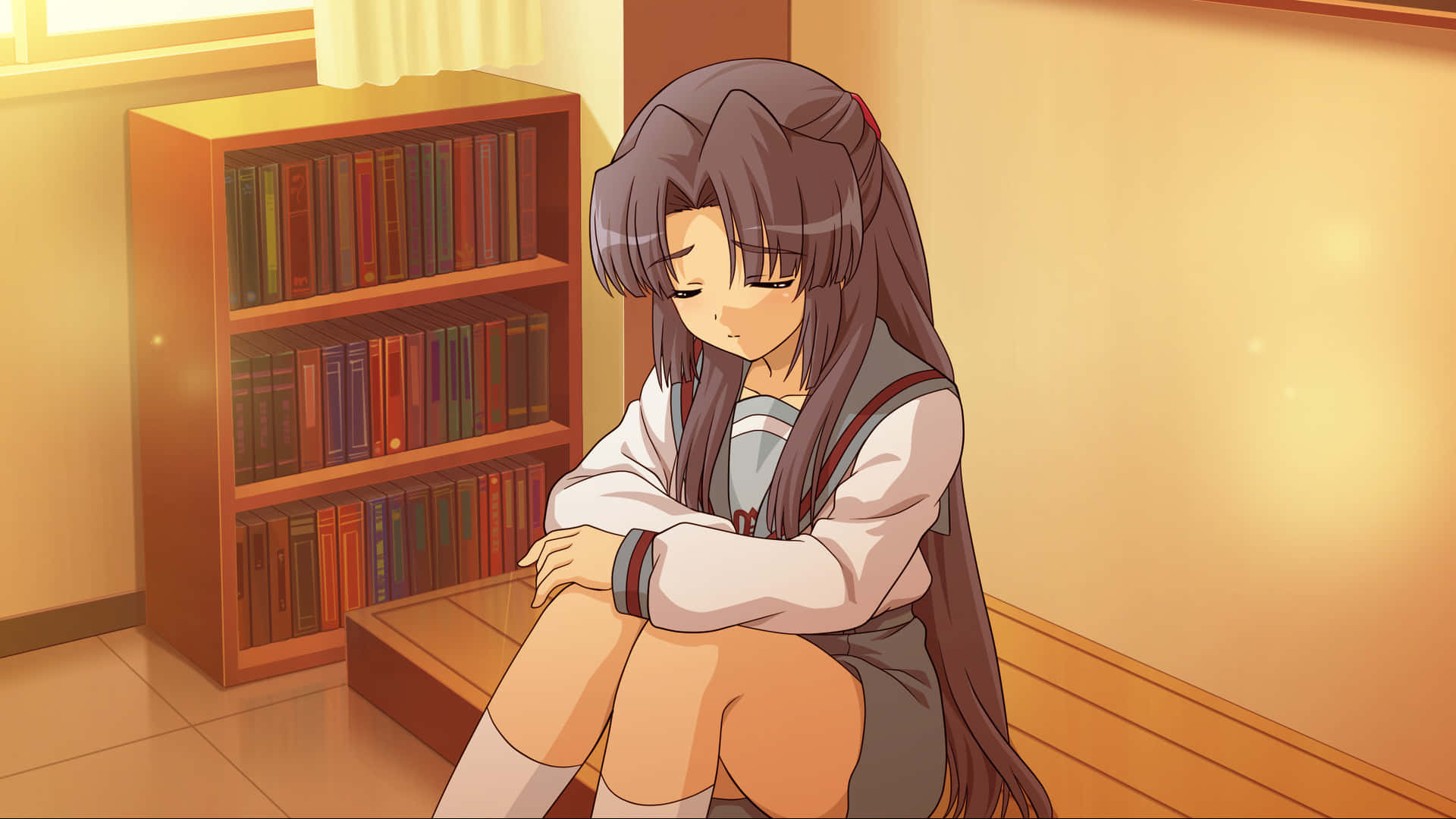 Ryoko Asakura 桌布 壁紙 — 一個悲傷的動漫女孩穿著校服蜷縮在木地板上，旁邊的書架沐浴在溫暖的金色光線中。