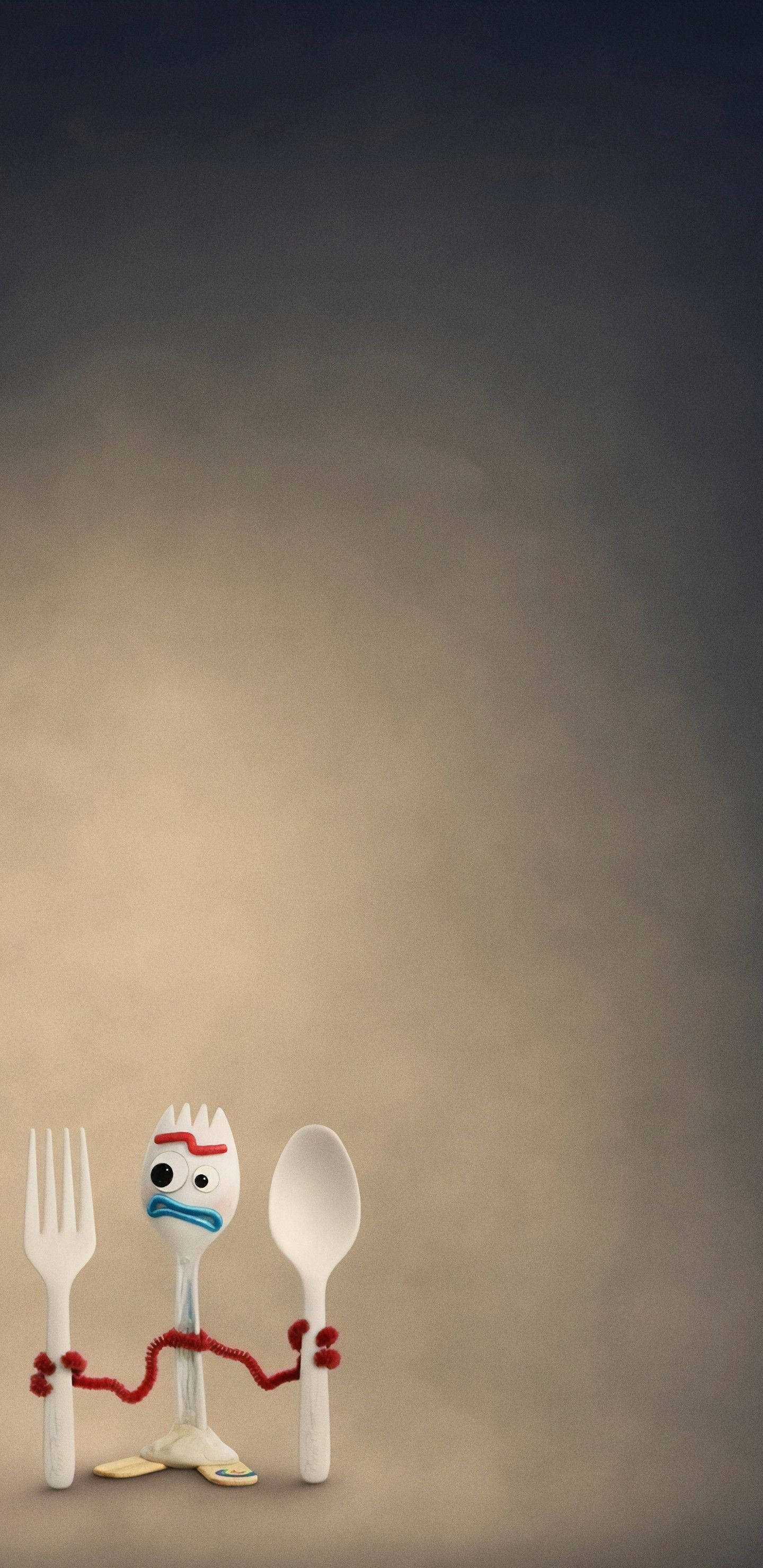 Forky 桌布 壁紙 — 一個悲傷的動畫叉子，有紅色毛線手臂，站在叉子和湯匙之間，背景是柔和的漸變色。
