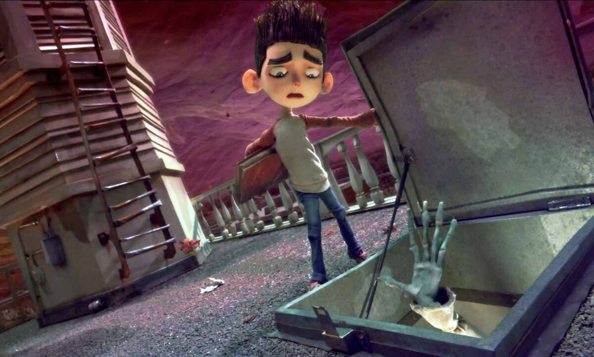 Animated 桌布 壁紙 — 一個悲傷的動畫男孩站在一個打開的棺材旁邊，露出一隻蒼白的手伸向超現實的紫色天空。