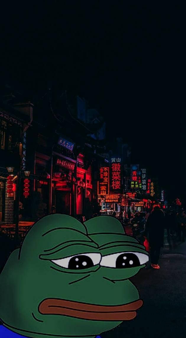meme 桌布 壁紙 — 一個悲傷的綠色青蛙迷因疊加在一條夜晚霓虹燈照亮的亞洲街道上，有發光的紅色招牌和剪影行人。