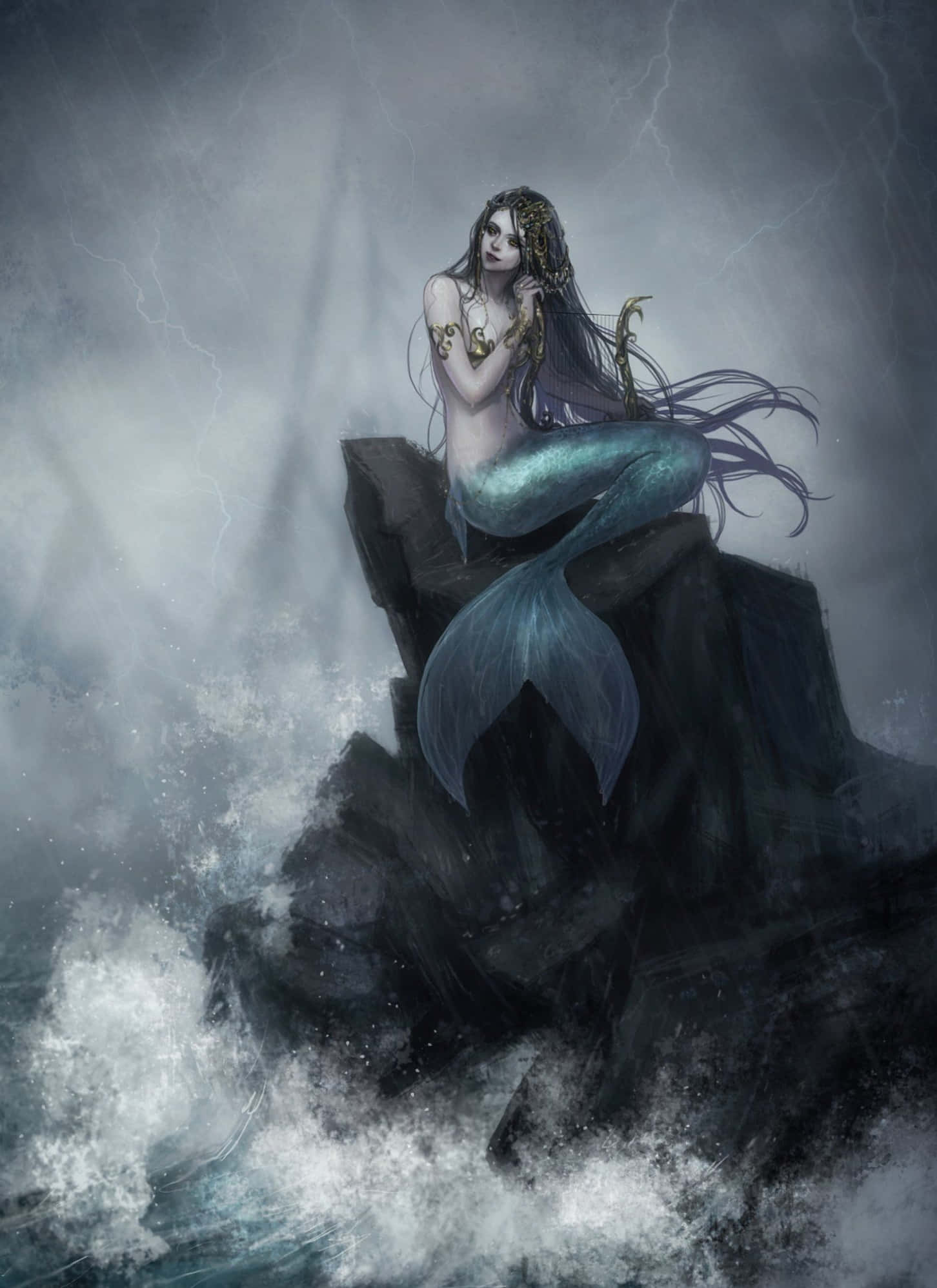 Mermaids 桌布 壁紙 — 一個悲傷的美人魚，長長的黑髮和青綠色的尾巴，坐在暴風雨的懸崖上，閃電劃破灰色的天空。